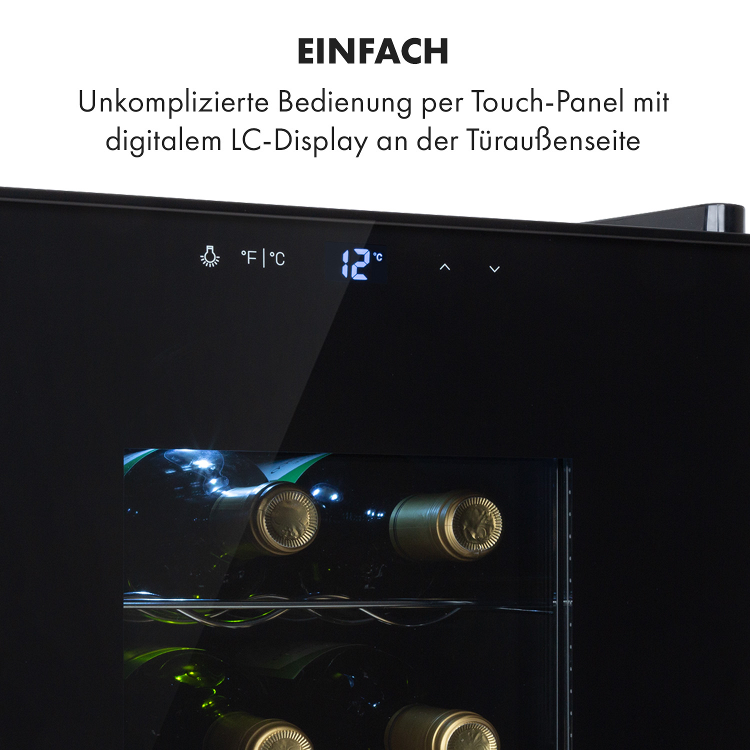 Nahaufnahme eines Weinkühlers mit digitaler Anzeige von Temperatur und Weinflaschen.