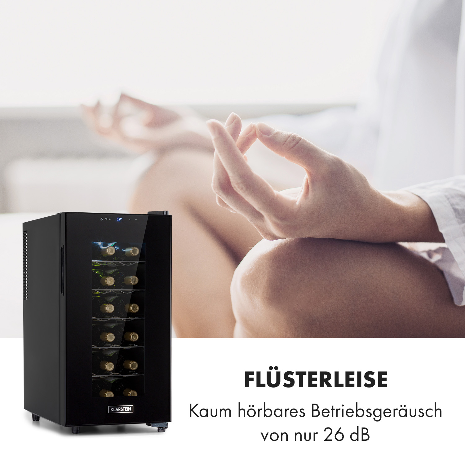 Schwarzer Weinkühler mit Flaschen, im Hintergrund eine Person beim Meditieren.