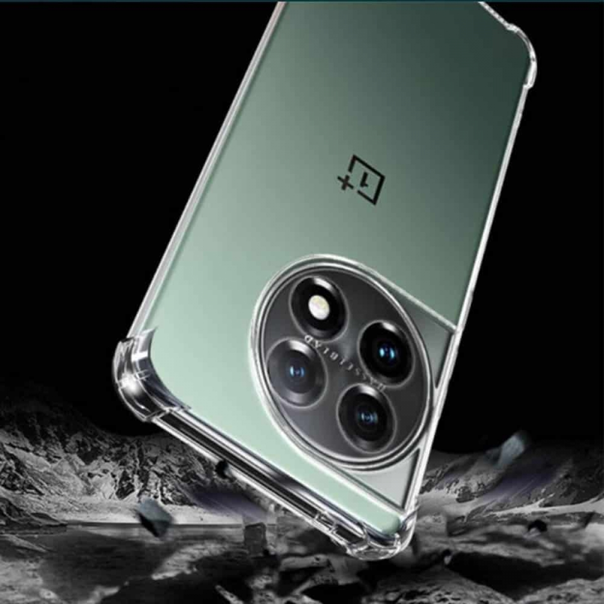 Telefon mit transparentem Gehäuse und Objektivabdeckung. Der Hintergrund ist dunkel.