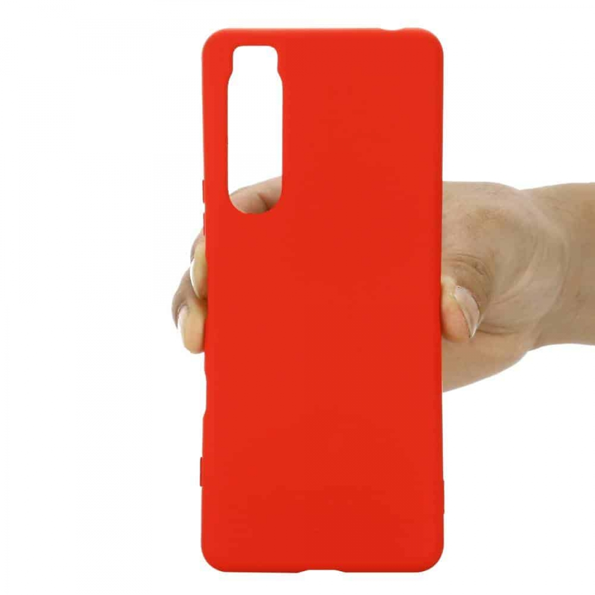 Eine Person reinigt eine schwarze Dunstabzugshaube mit gelben Handschuhen.