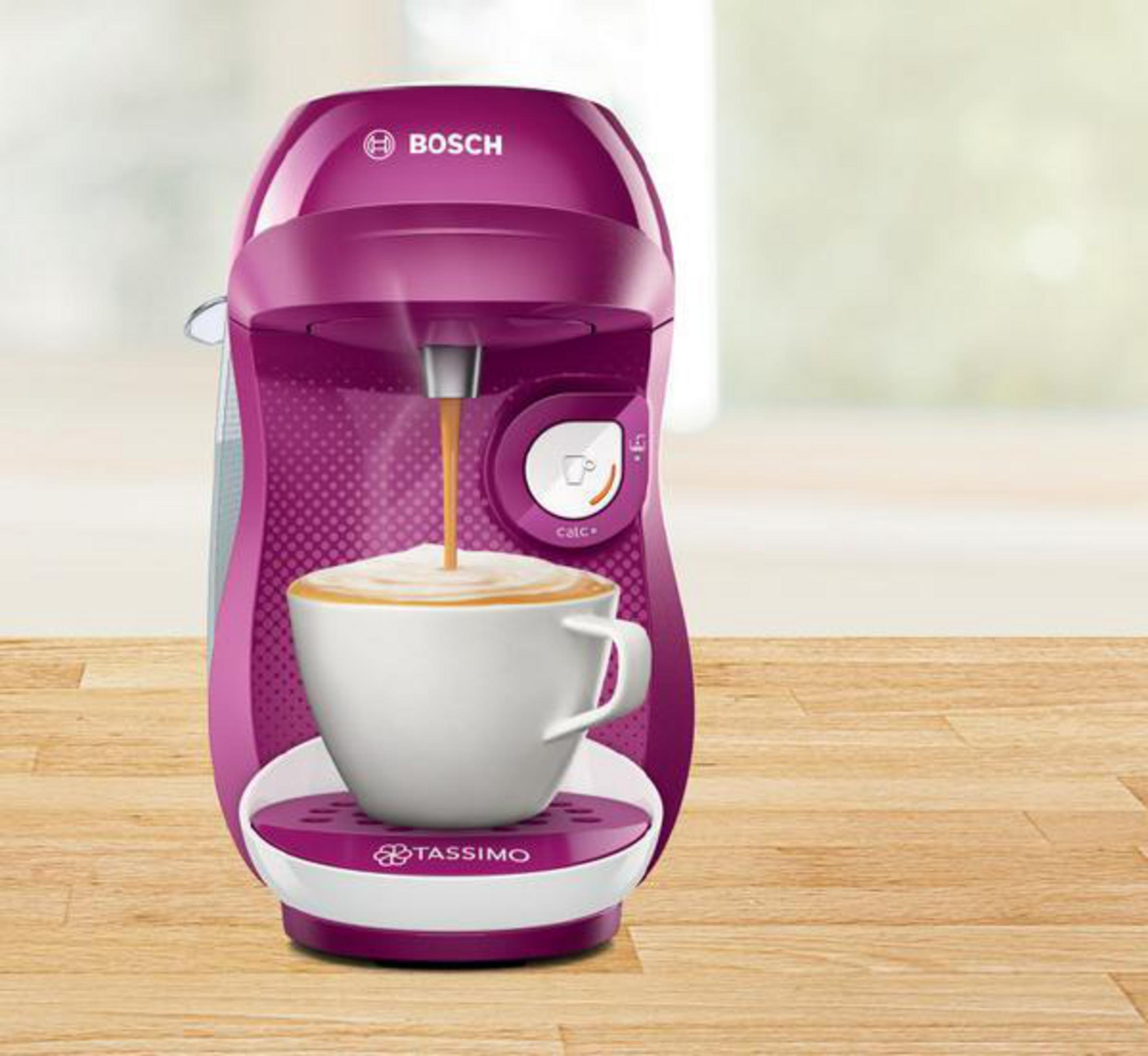 Macchina da caffè Bosch Tassimo che eroga caffè in una tazza bianca.