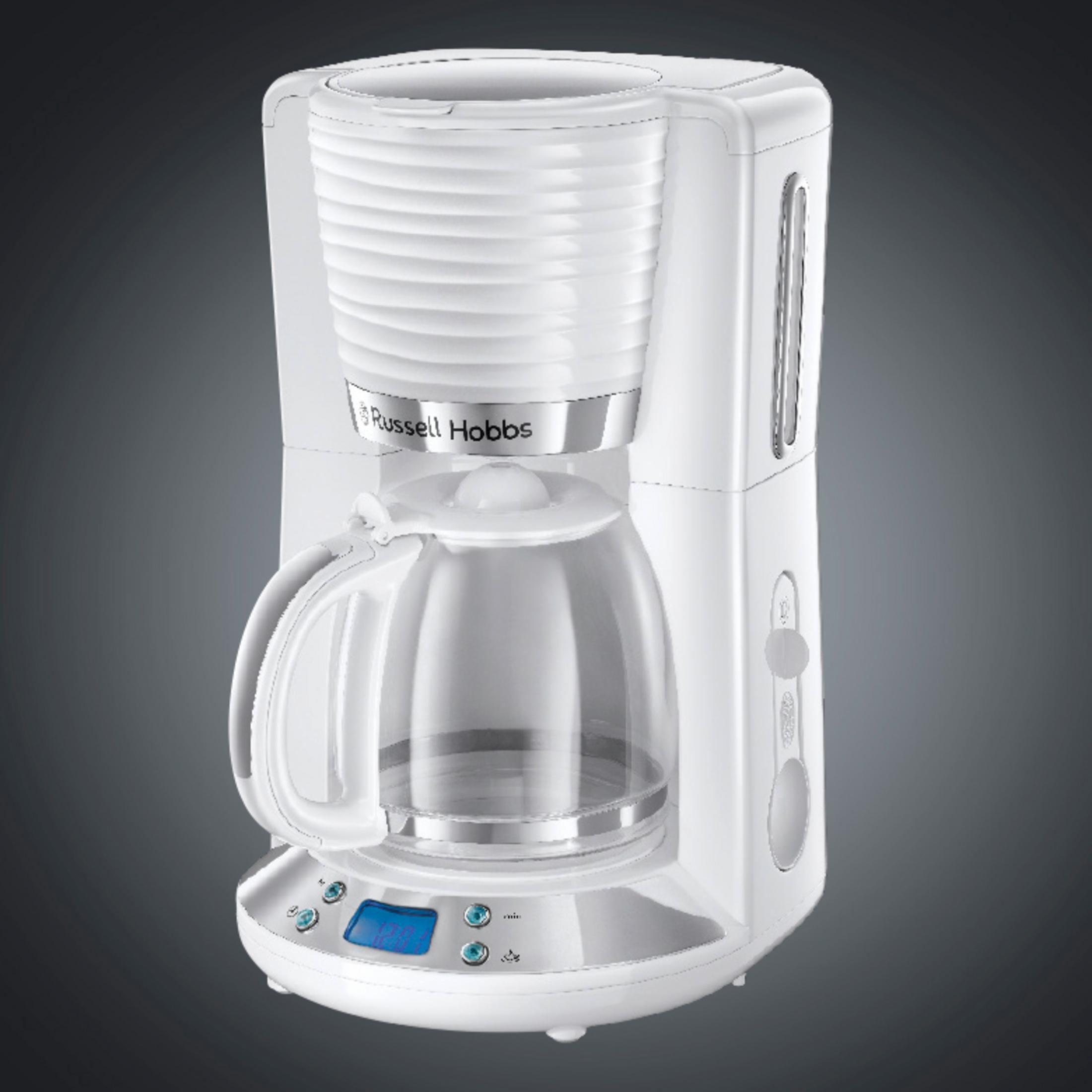 Biały ekspres do kawy na szarym tle. Widoczna szklana karafka i wyświetlacz cyfrowy.