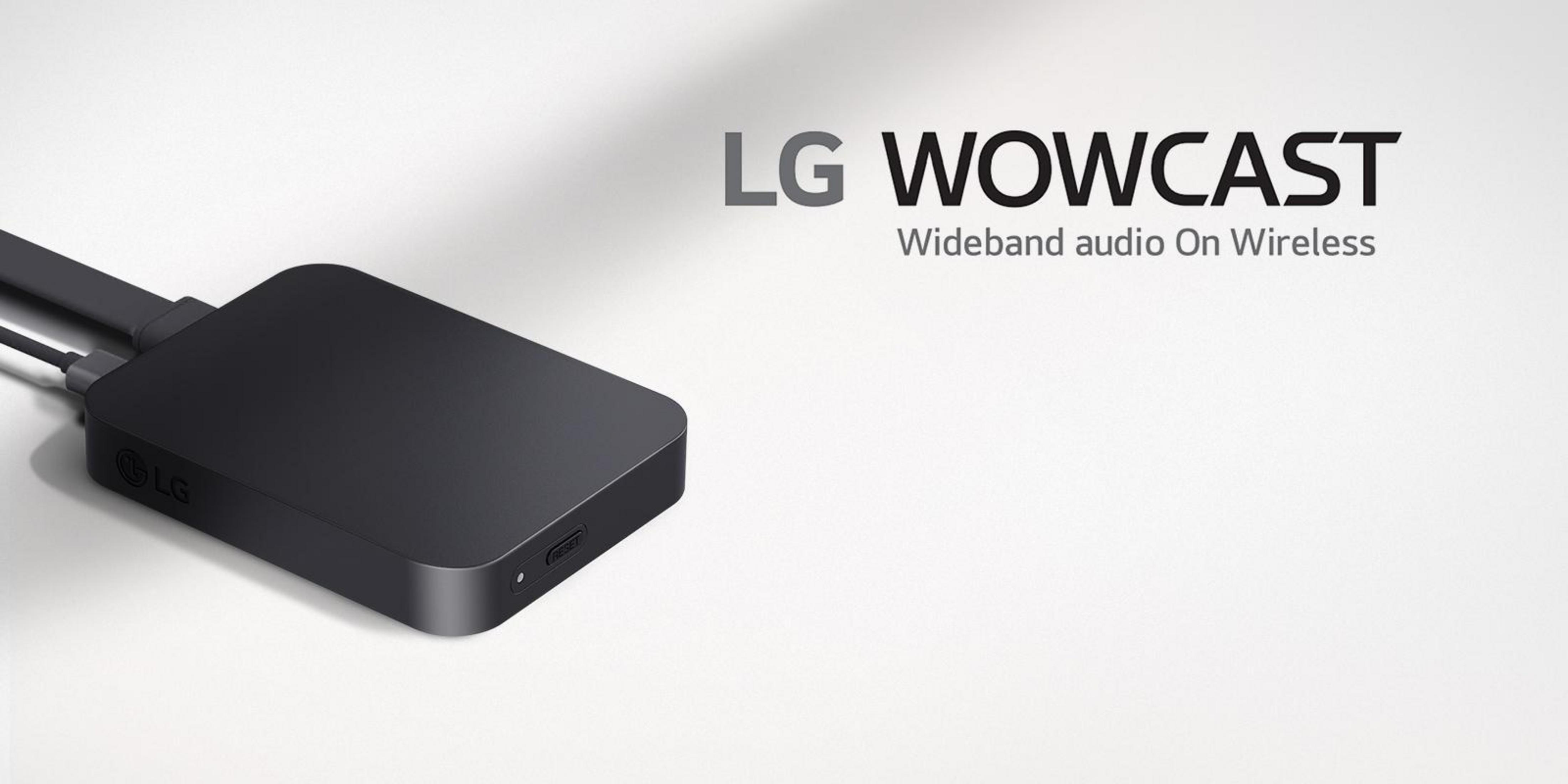 Czarne urządzenie LG Wowcast z kablami. Tekst: LG WOWCAST, Wideband audio On Wireless.