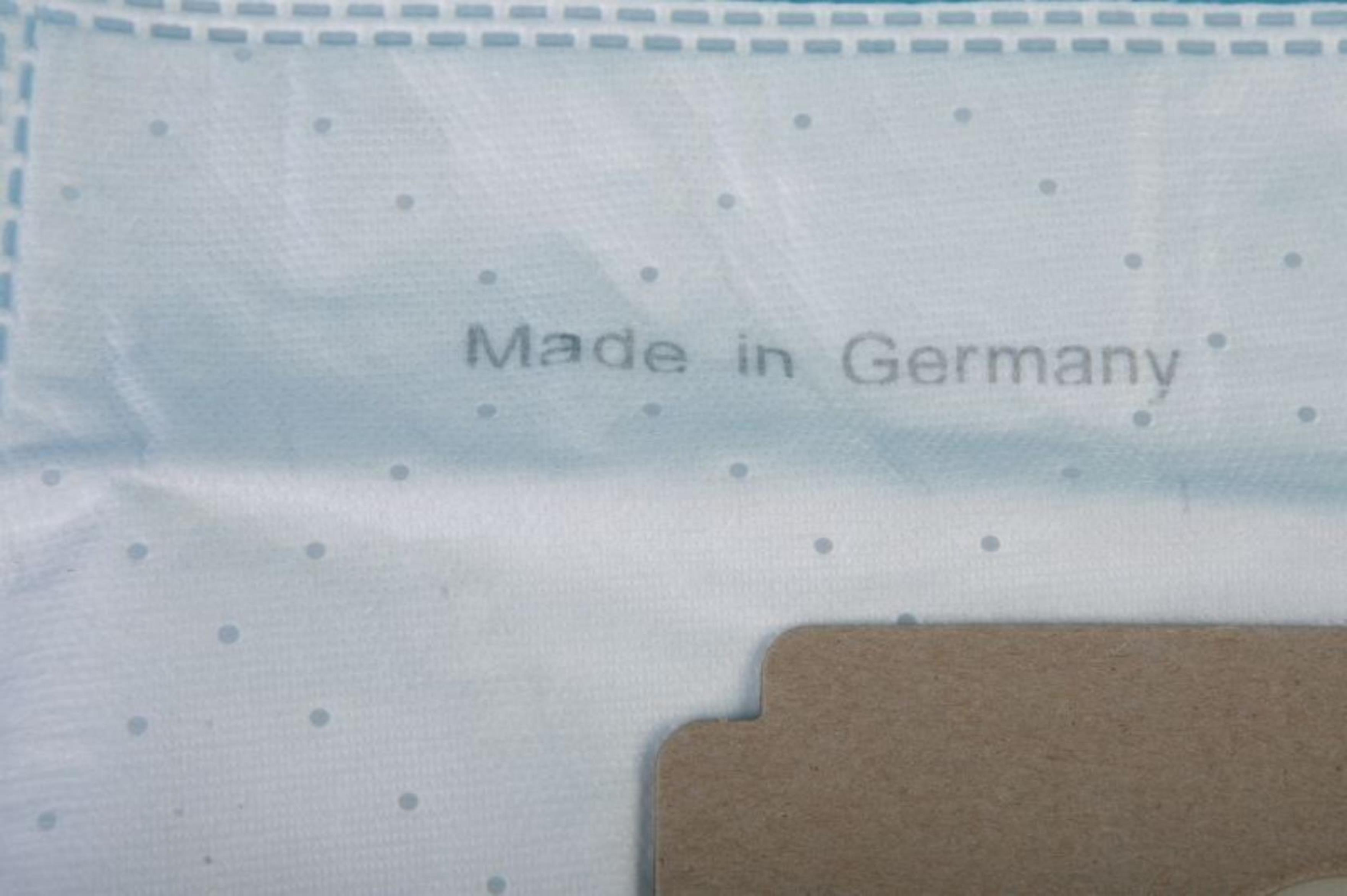 Nahaufnahme eines Staubsaugerbeutels mit "Made in Germany".