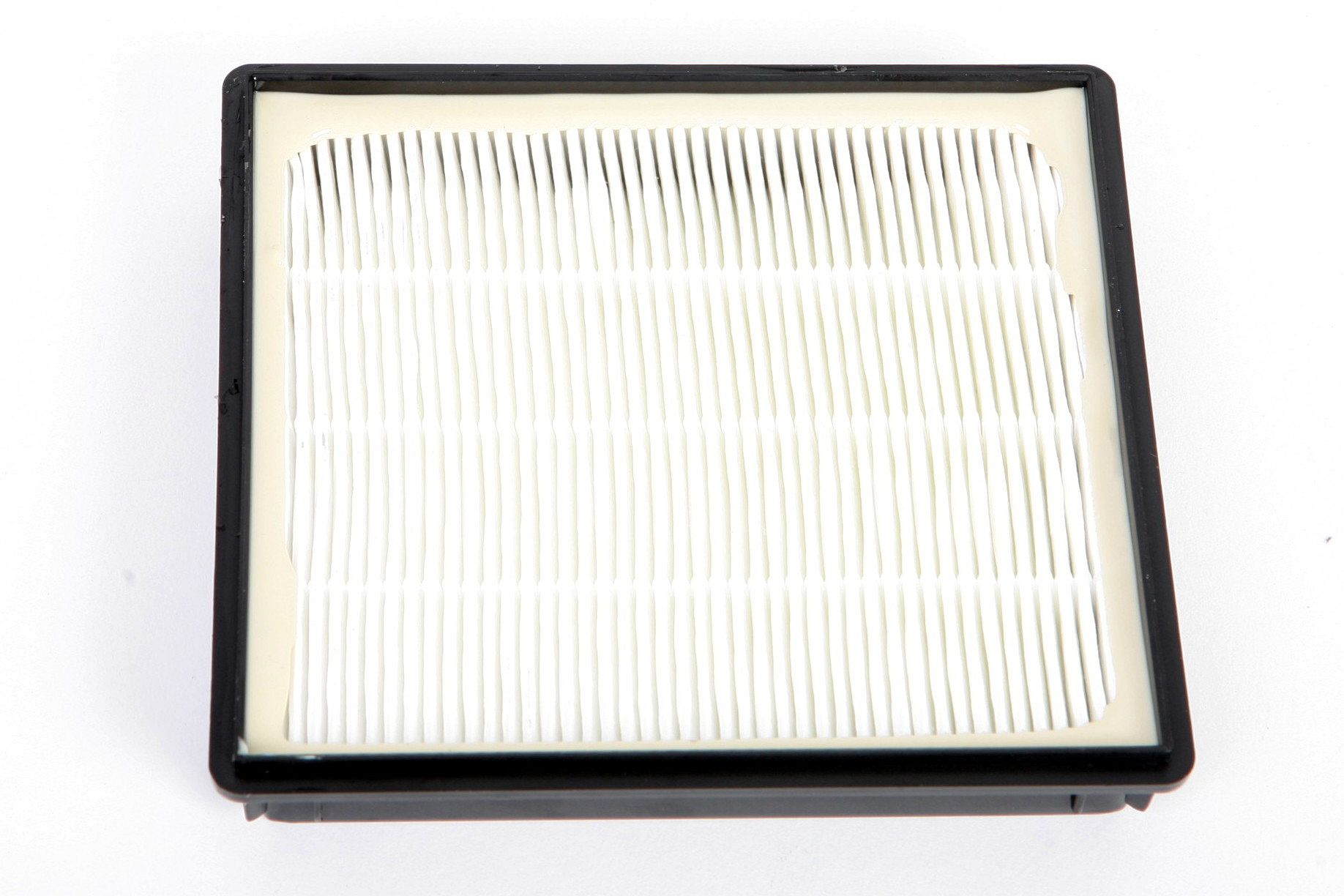 Rechteckiger Staubsaugerfilter mit weißem, gefaltetem Material.