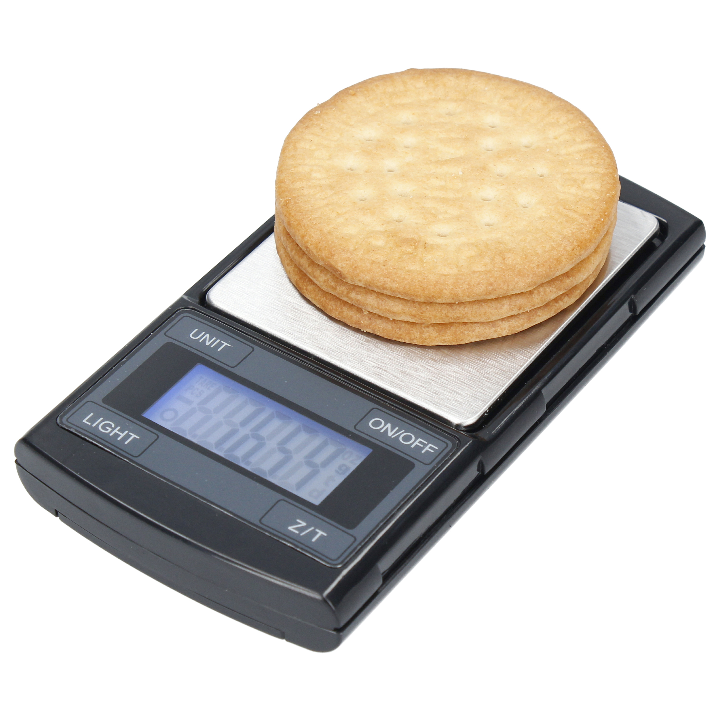 Balanza digital con una pila de galletas encima. Balanza negra, fondo blanco. Galletas redondas.