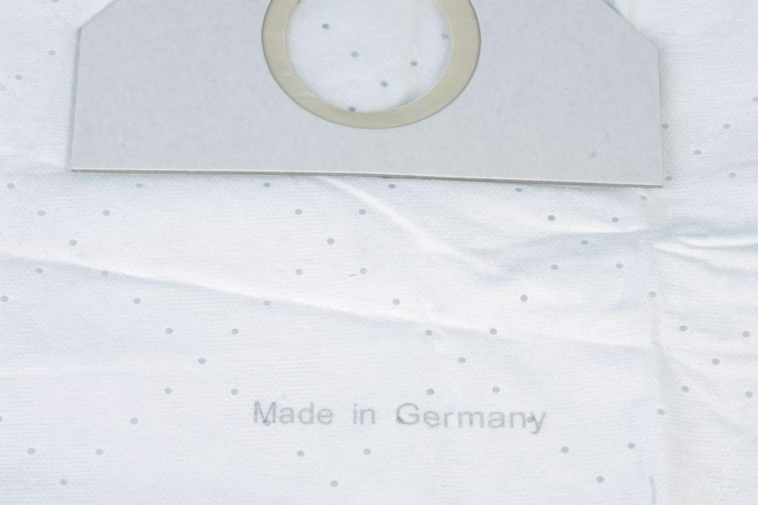 Ein Staubsaugerbeutel hergestellt in Deutschland. Der Beutel ist cremefarben mit grauen Punkten.