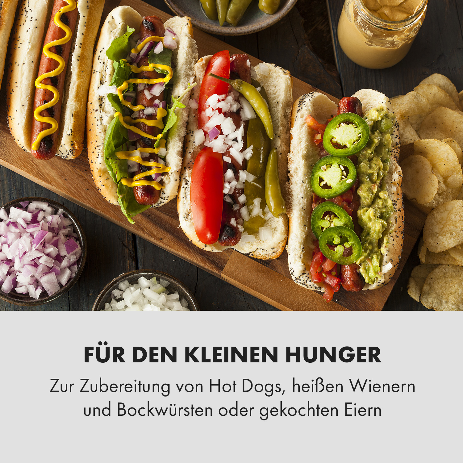 Hotdogs mit verschiedenen Belägen auf Holzbrett, mit Zwiebel- und Senfschalen.