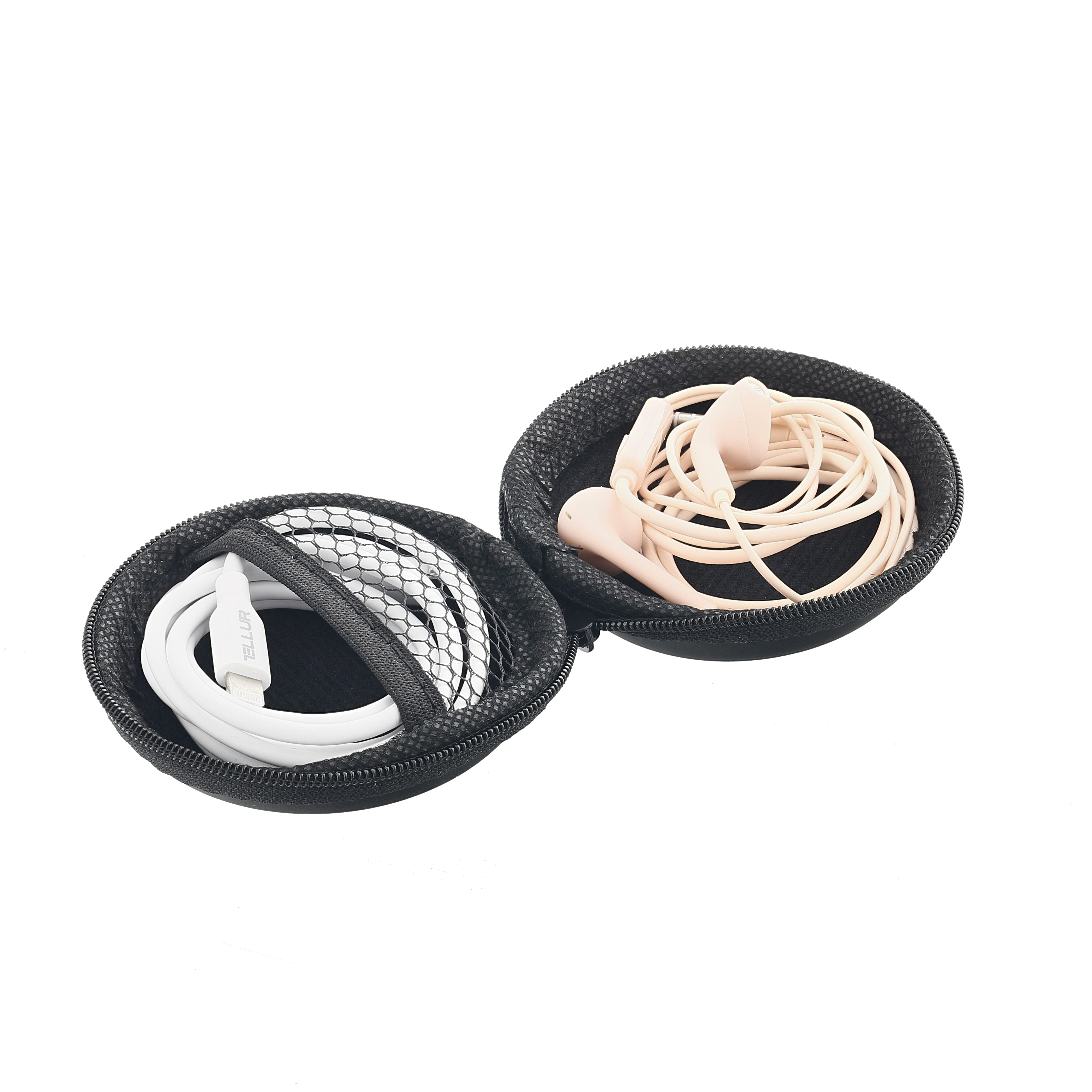 Funda negra abierta con cable USB blanco y auriculares rosas, sobre una superficie blanca.