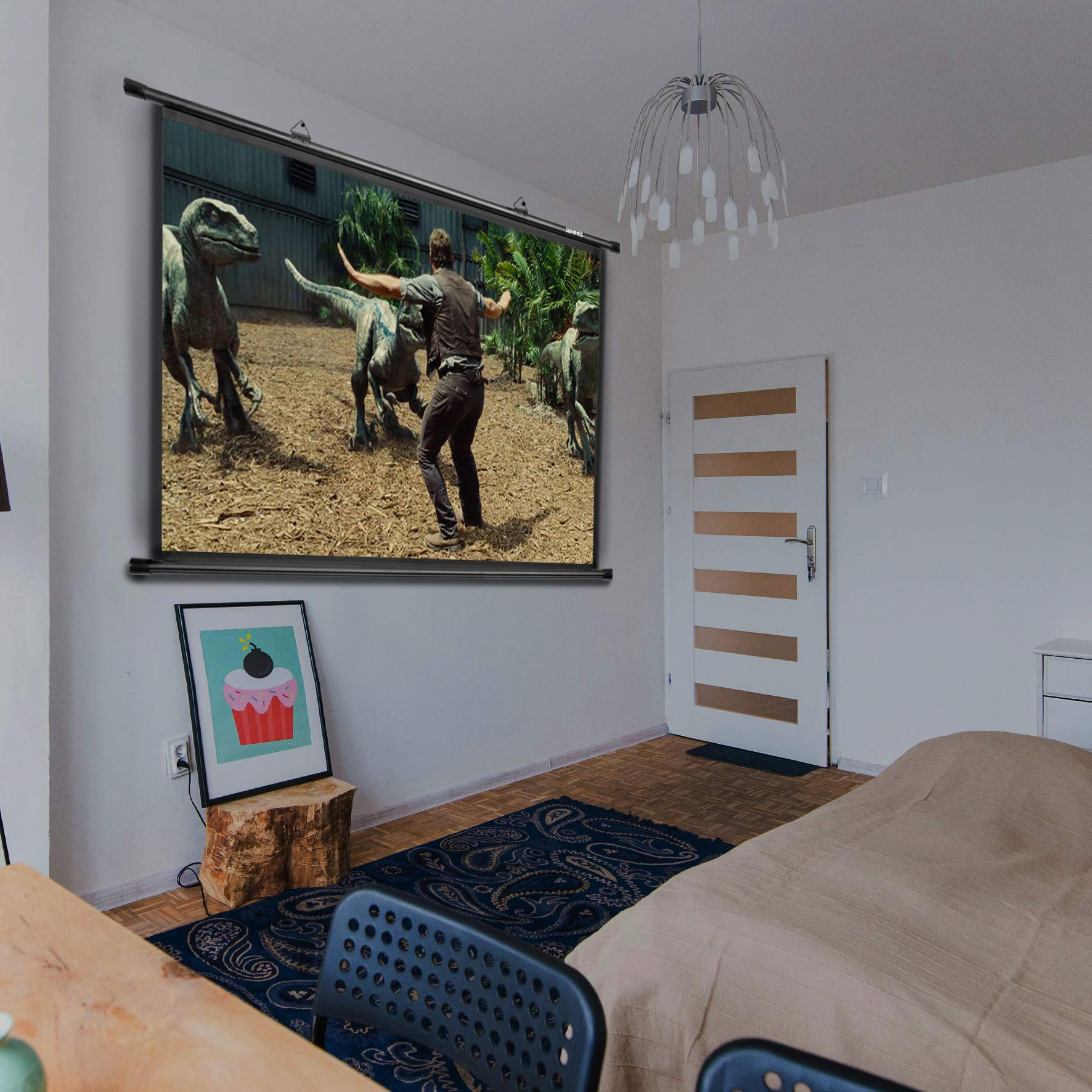Zimmer mit Projektorleinwand, die einen Film mit Dinosauriern zeigt. Ein gerahmtes Bild und ein Teppich.