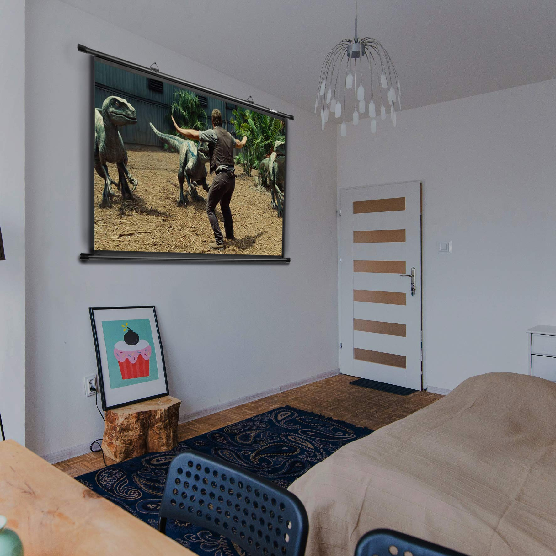 Eine Leinwand zeigt einen Dinosaurierfilm. Eine Person ist im Bild. Es gibt ein Zimmer mit Bett und Bild.