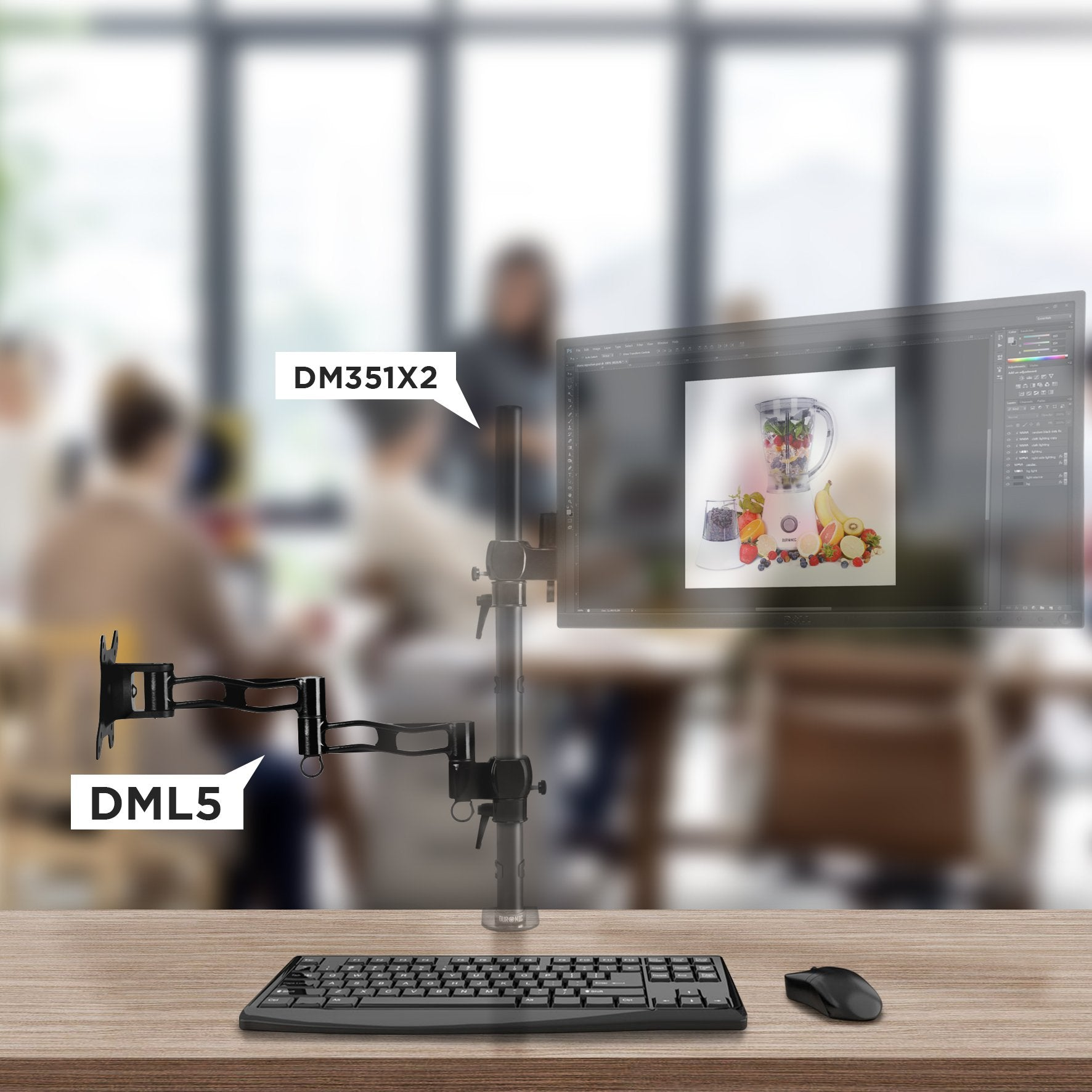 Monitorarm mit Monitor, der ein Bild von Früchten anzeigt. Tastatur und Maus sind unten sichtbar.