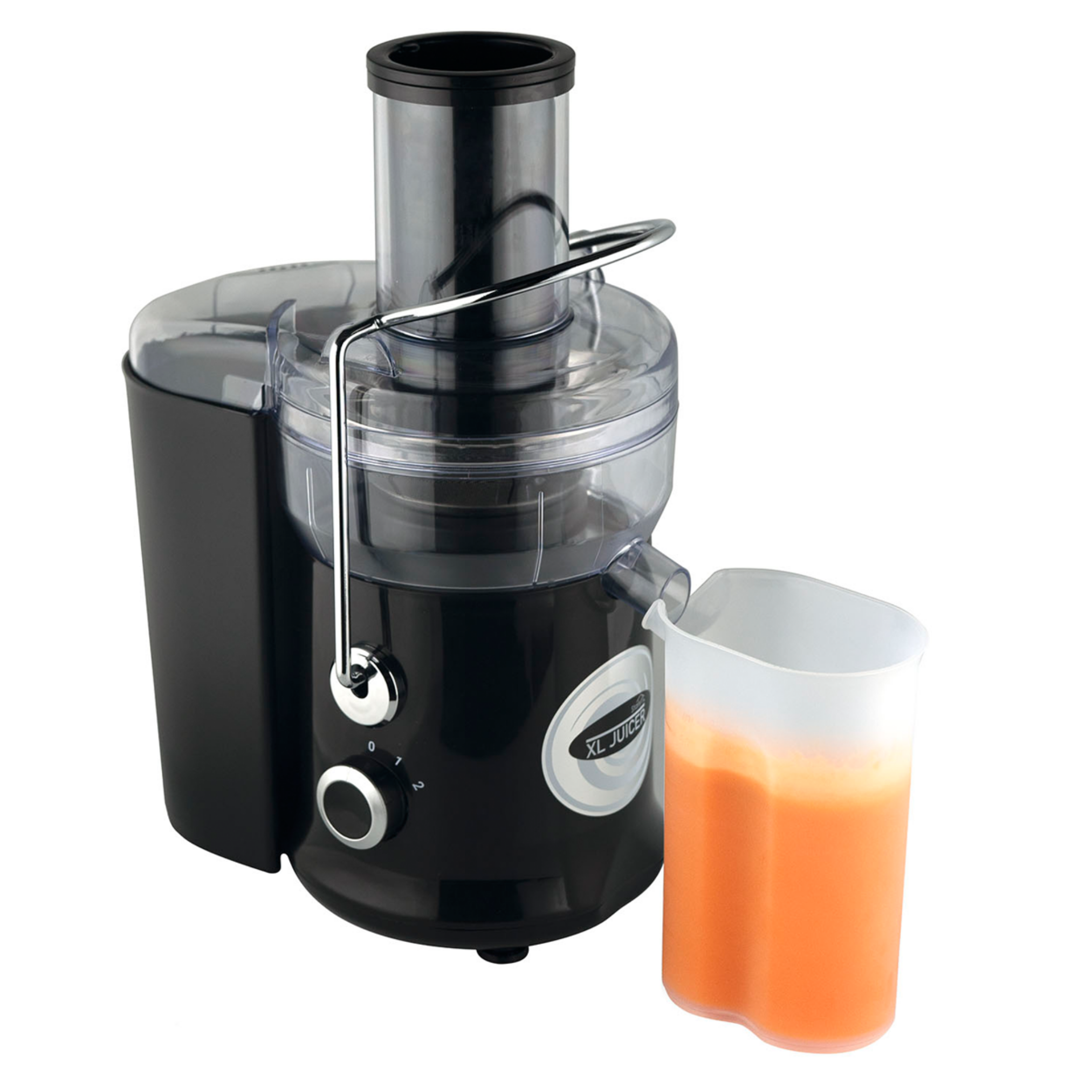 Un estrattore di succo nero e trasparente con una caraffa di succo d'arancia accanto. Sfondo bianco.