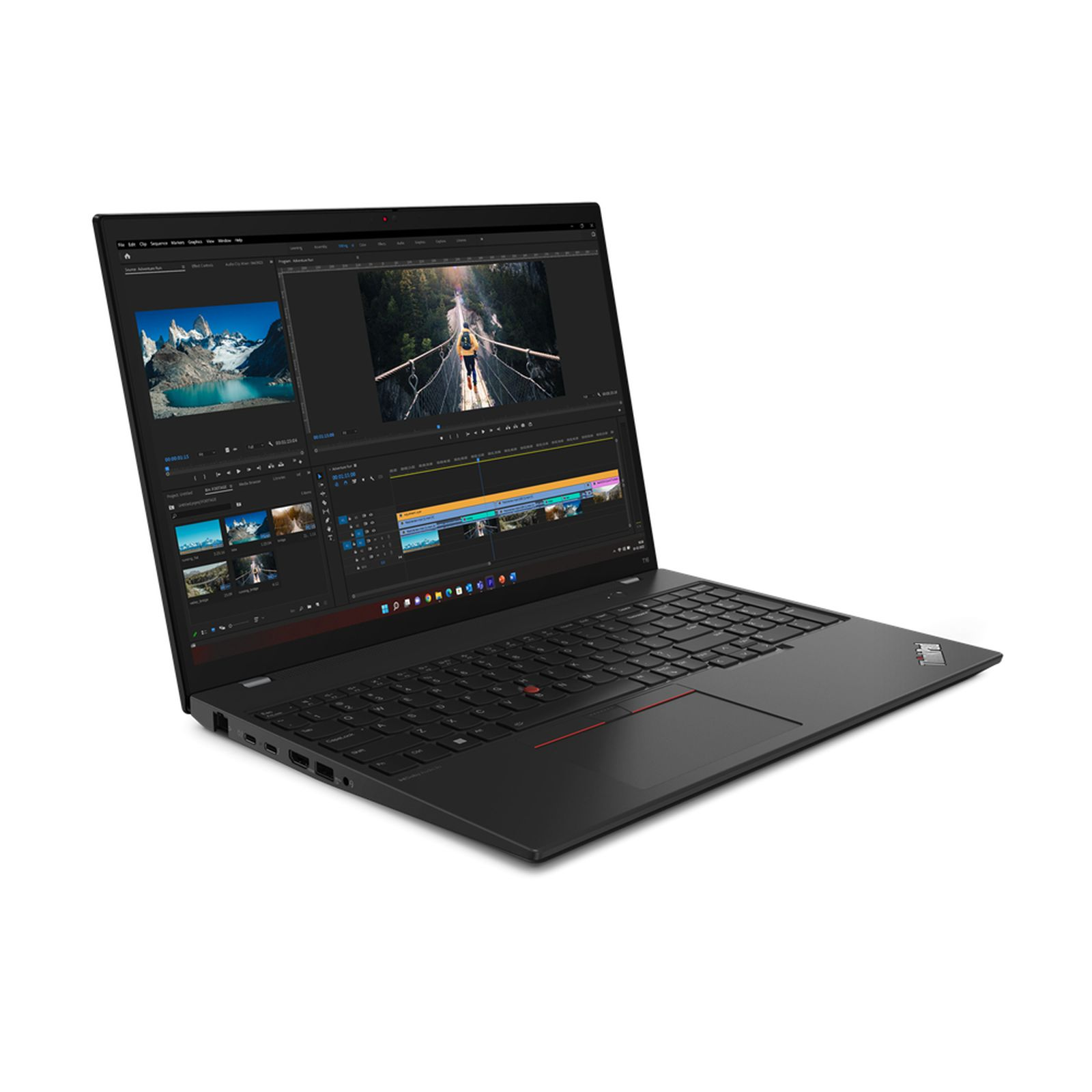 Laptop nero aperto, che mostra l'interfaccia di montaggio video. Sfondo bianco.