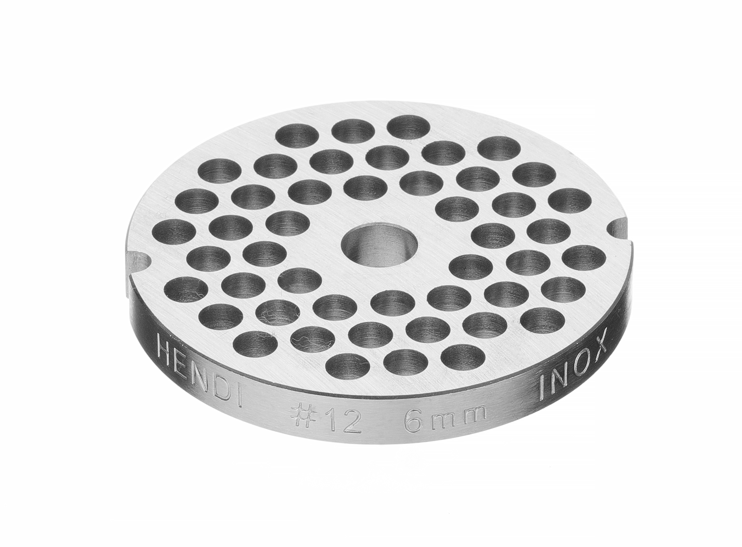 Piastra rotonda per tritacarne con molti fori e testo. Metallo, isolato su bianco.