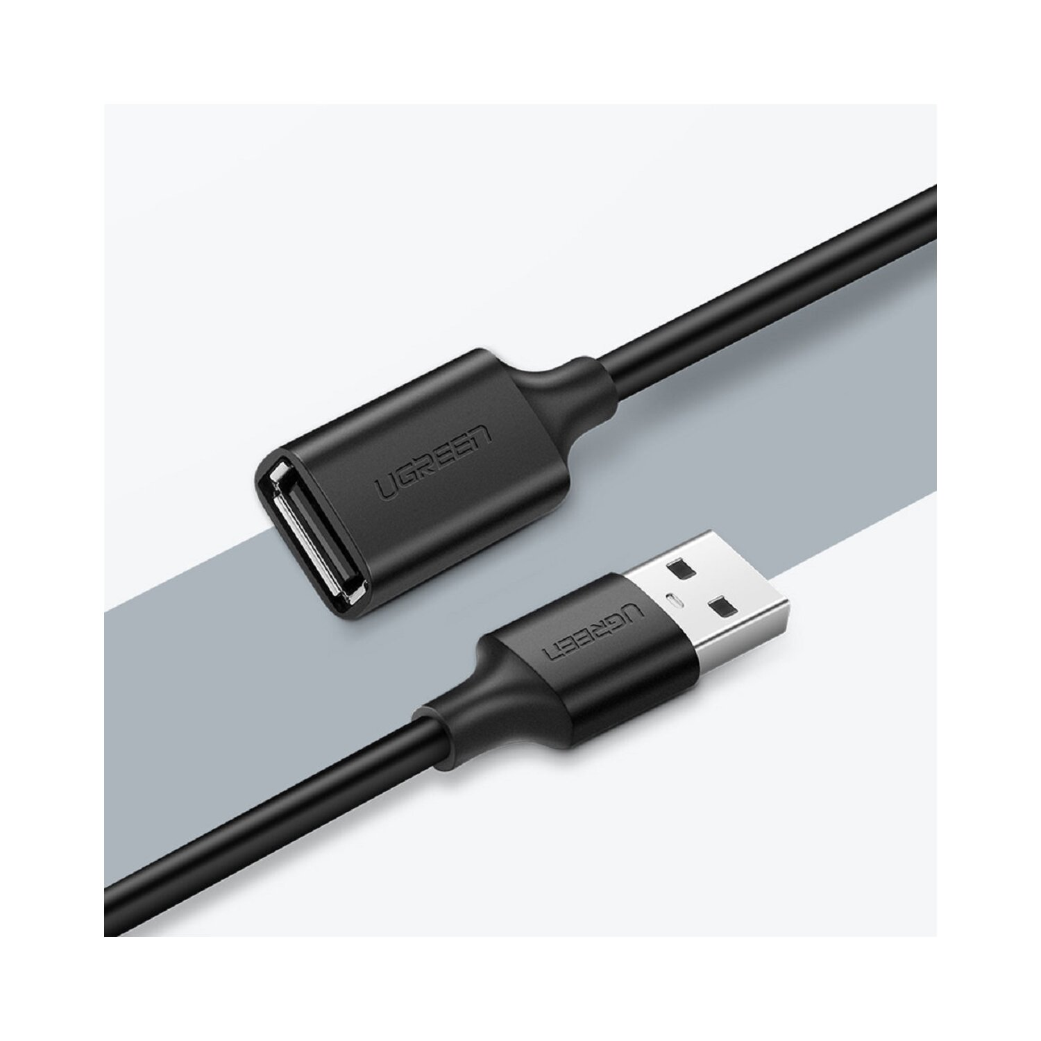 Schwarzes UGREEN USB-Kabel. Ein Ende ist USB-A, das andere USB-A-Buchse.