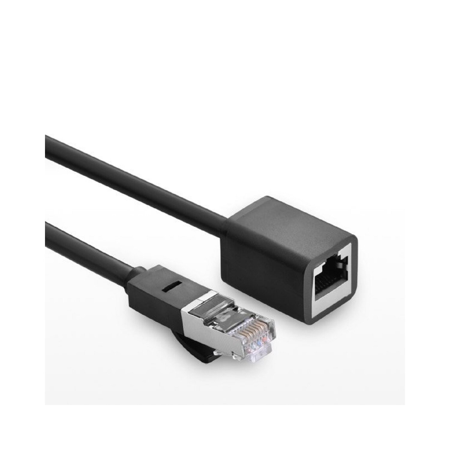 Czarny kabel sieciowy ze złączami. Złącza znajdują się na obu końcach kabla.