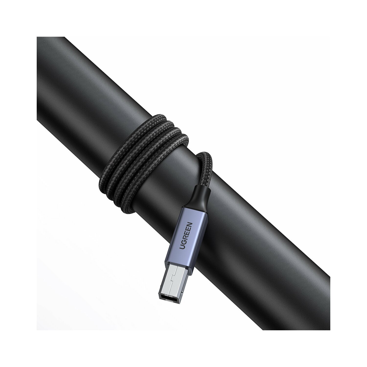 Ein schwarzes USB-C-Kabel, das um ein schwarzes zylindrisches Objekt gewickelt ist.