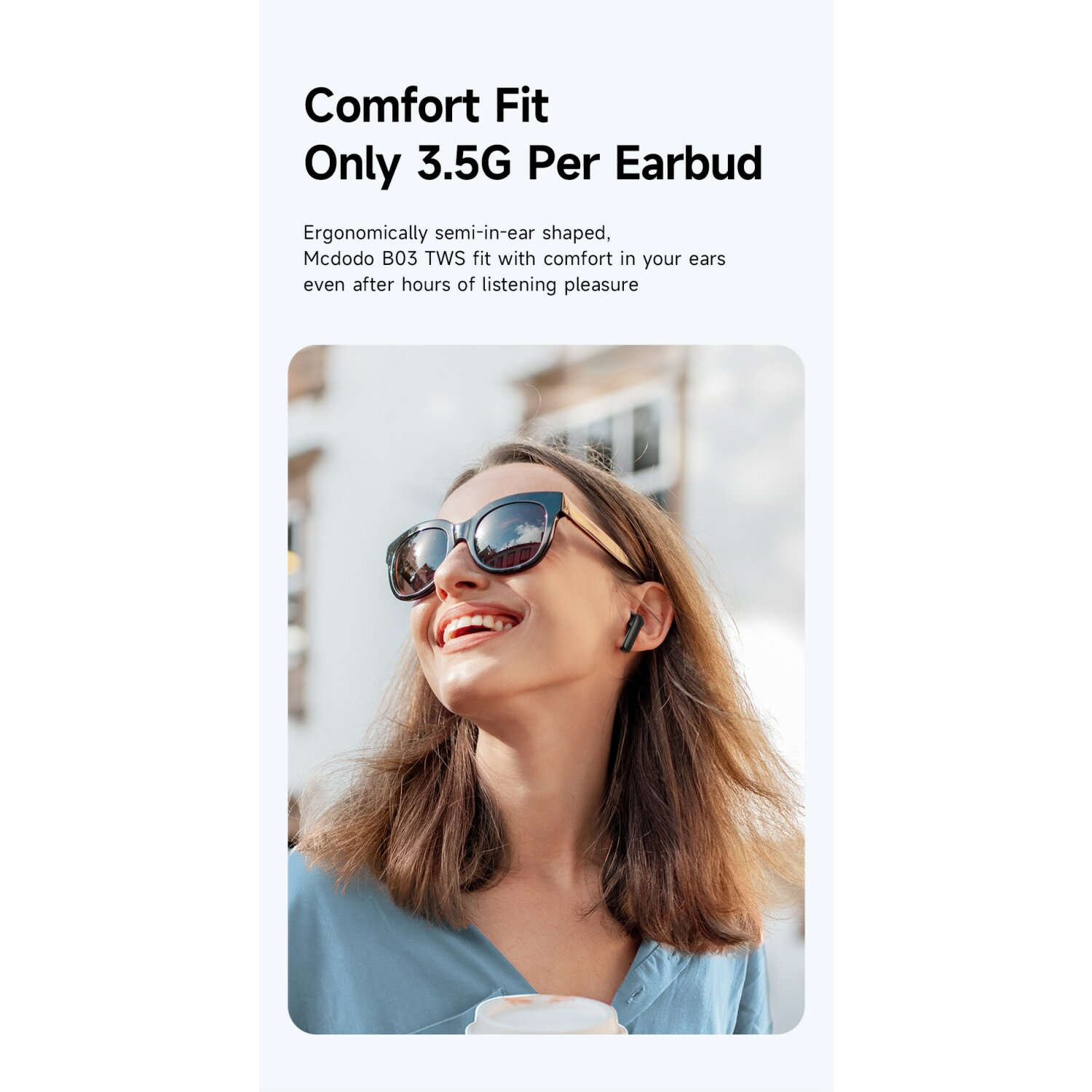 Lächelnde Frau mit Sonnenbrille und schwarzen Ohrhörern, Text oben.