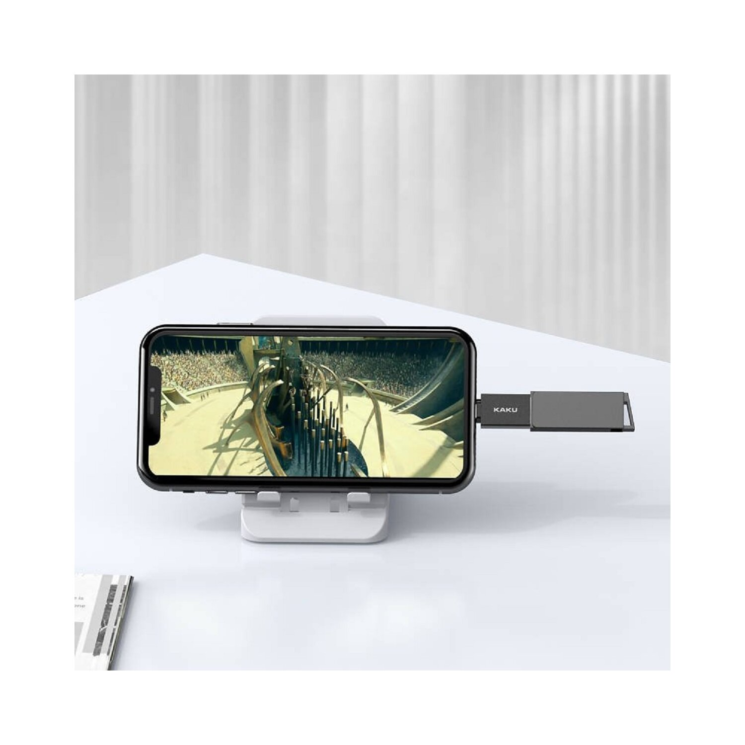 Smartphone, das ein Video zeigt, mit einem USB-C-Laufwerk verbunden, auf einem weißen Ständer.