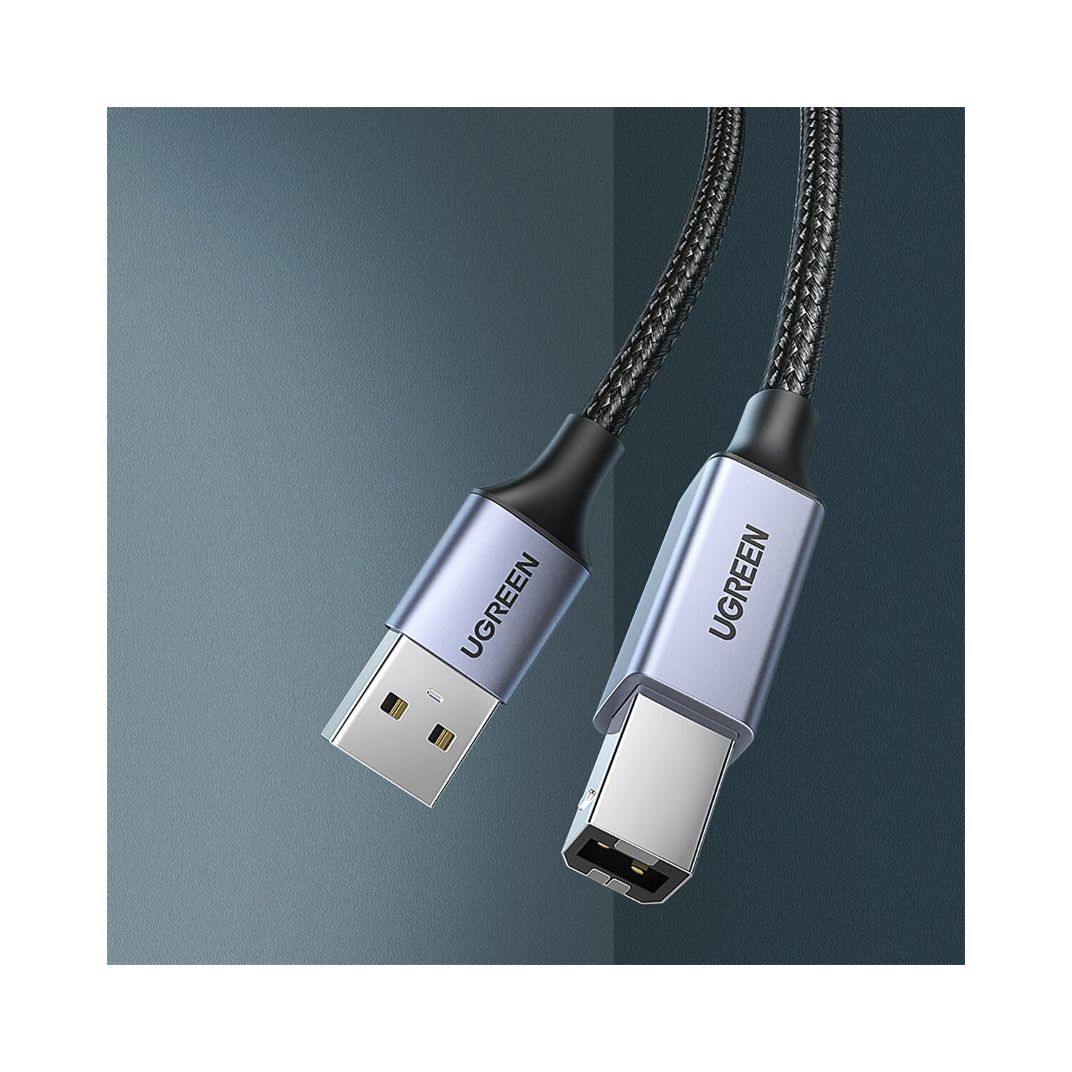 Zwei USB-Kabel, eines USB-A und eines USB-C, mit der Aufschrift 'UGREEN', vor grauem Hintergrund.