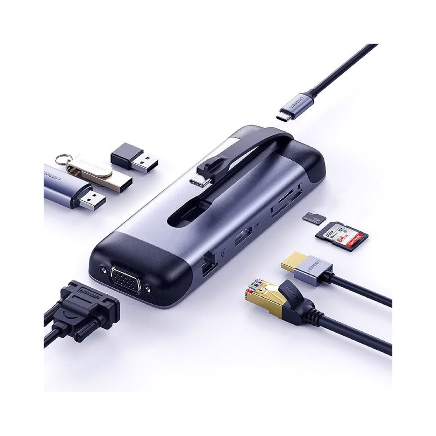 Silber-schwarzer Hub mit mehreren Anschlüssen und angeschlossenen Kabeln, USB-Laufwerke, weißer Hintergrund.