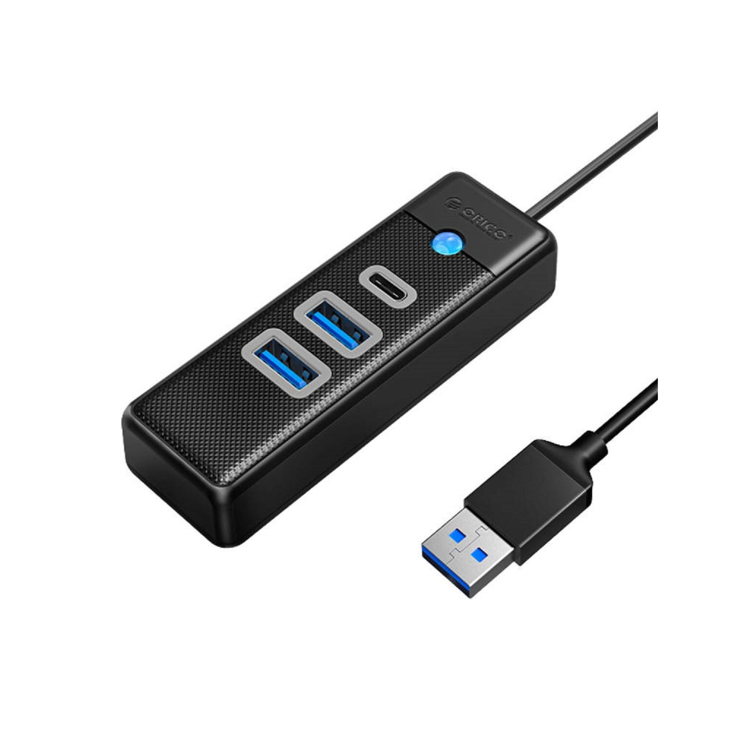 Schwarzer USB-Hub mit 3 Anschlüssen und USB-Stecker. Blaues Licht zeigt Strom an.