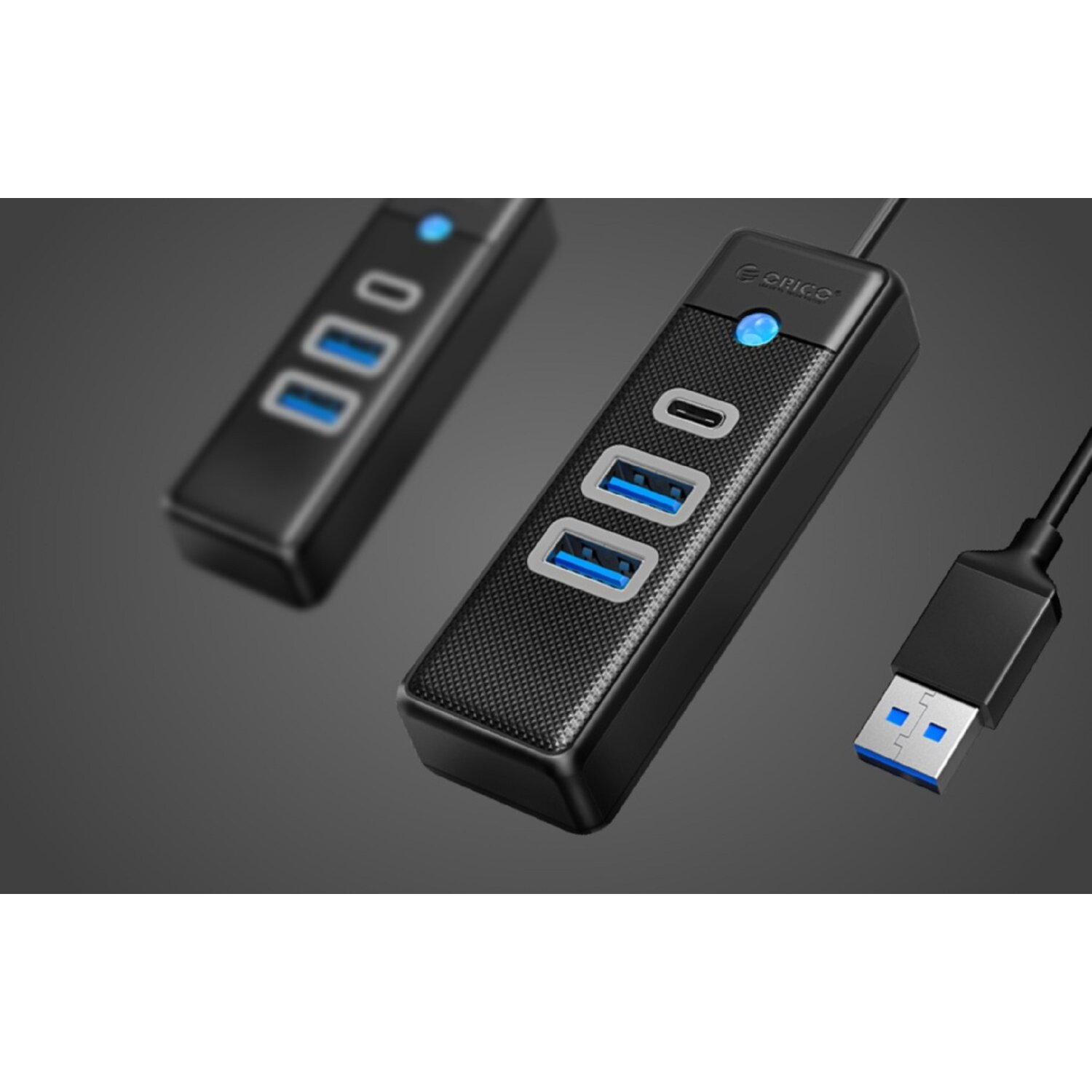 Schwarzer USB-Hub mit drei USB-Anschlüssen und einem USB-Kabel auf dunkelgrauem Hintergrund.