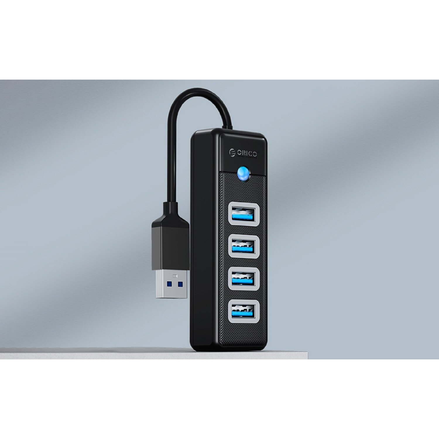 Schwarzer USB-Hub mit vier Anschlüssen und einem schwarzen Kabel.
