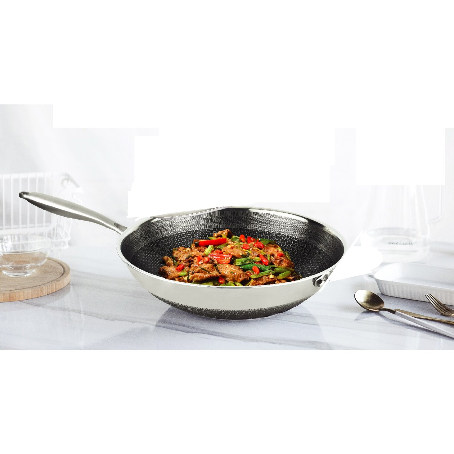 Edelstahl Wok mit Essen. Das Essen ist mit Gemüse gebraten.