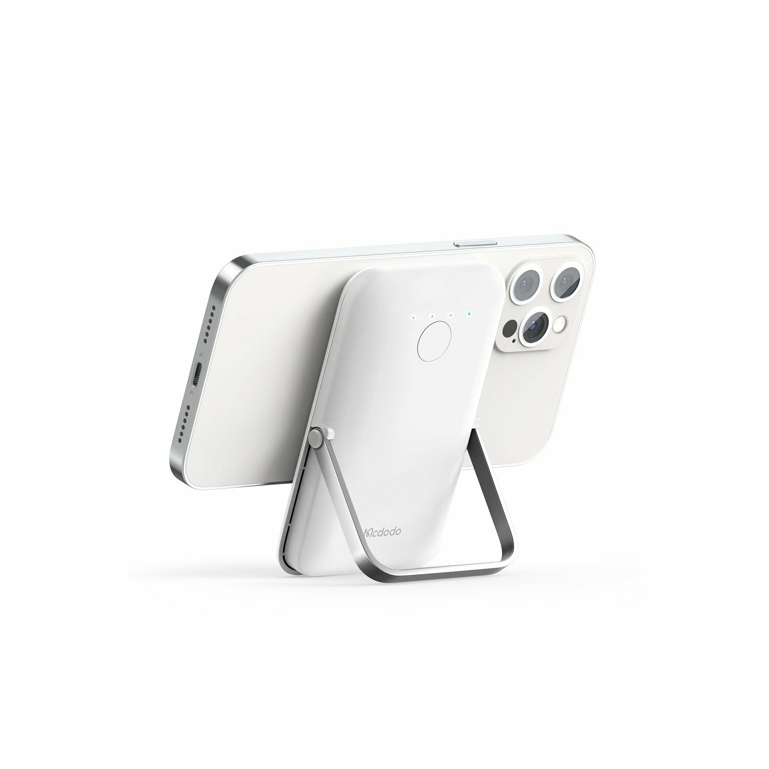 Weißes tragbares Ladegerät, das ein weißes Telefon mit Kamera unterstützt.
