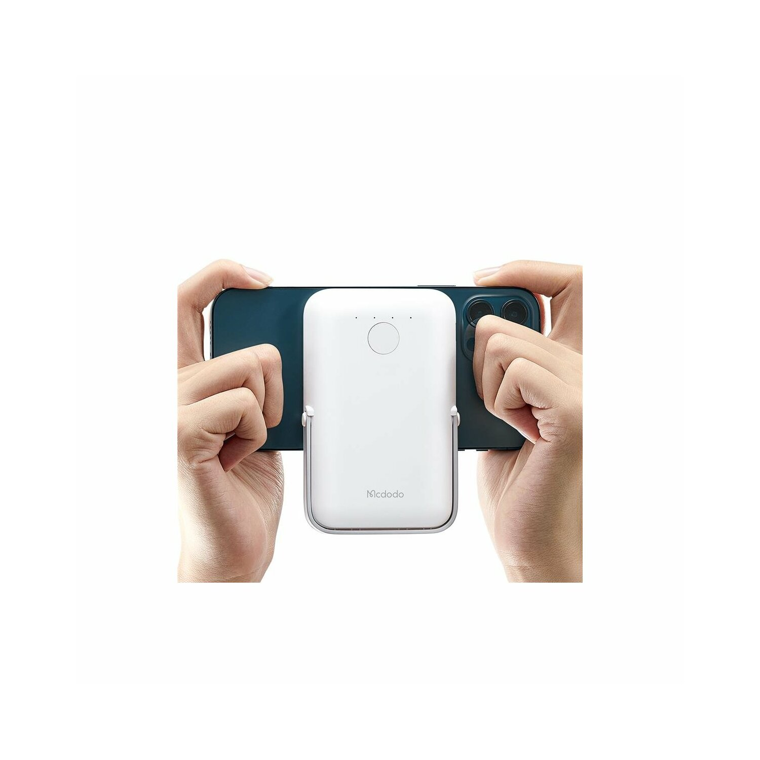 Hände halten ein Telefon, verbunden mit einer weißen Powerbank. Weißer Hintergrund.