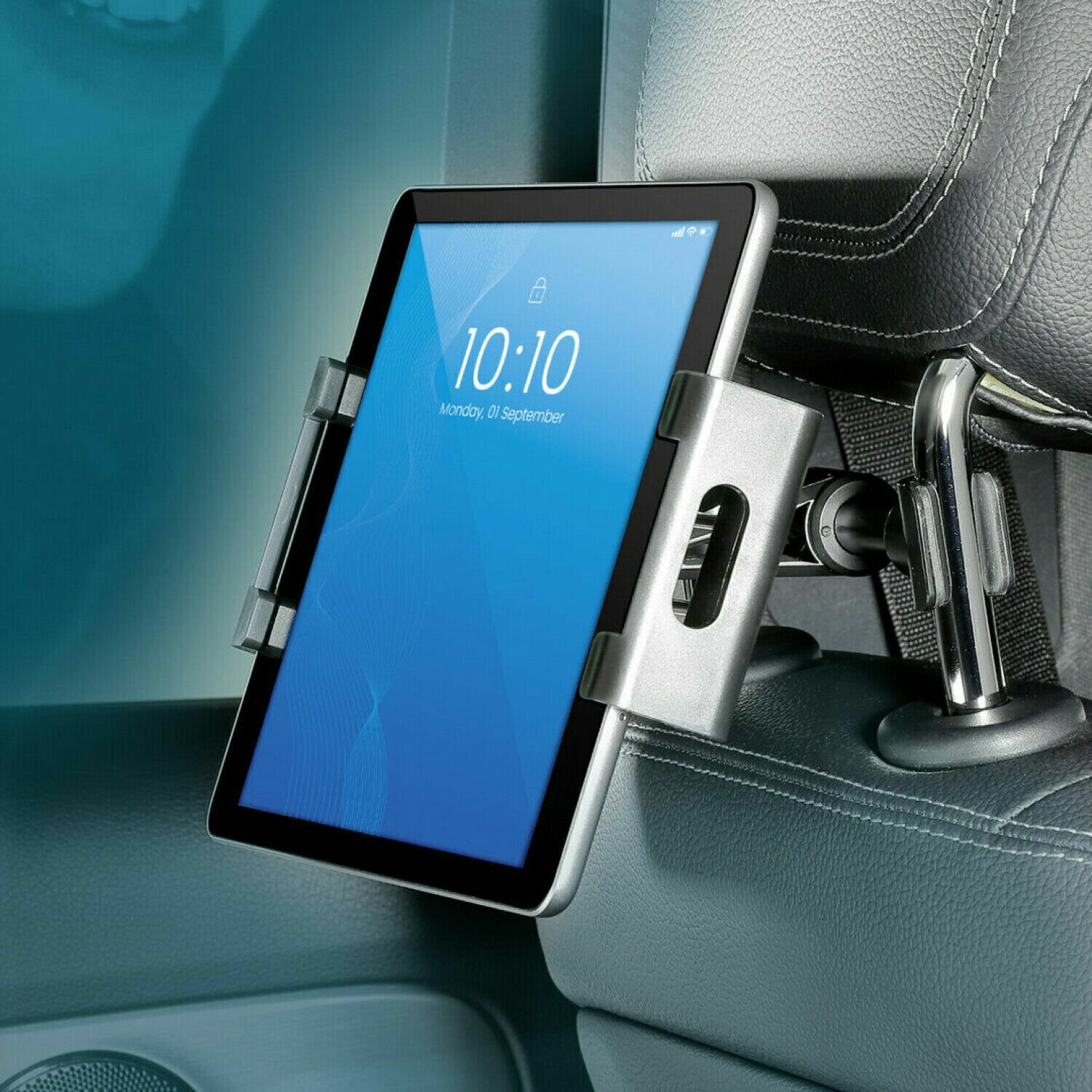 Tablet in Kopfstützenhalterung. Tablet zeigt blauen Bildschirm und Zeit.