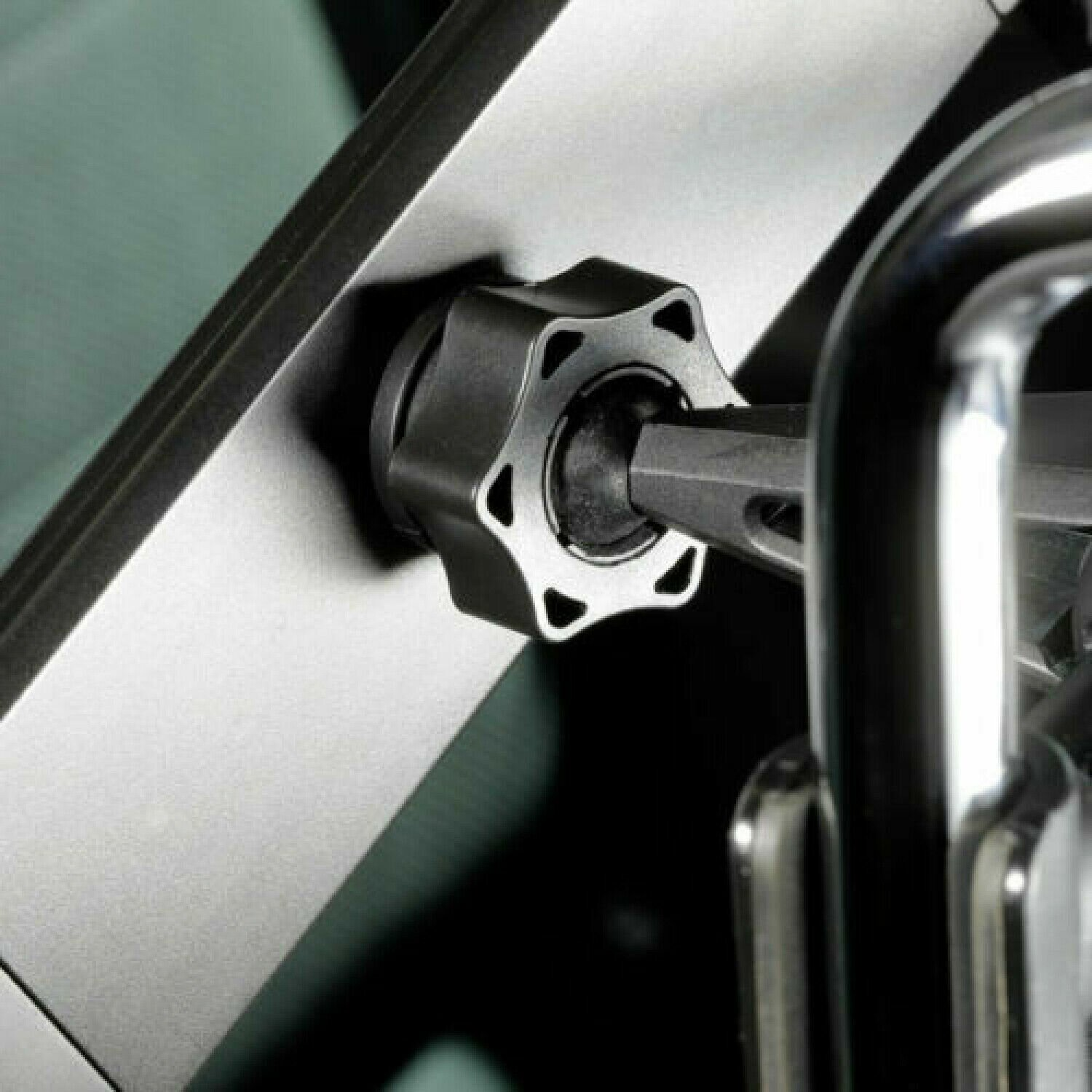 Nahaufnahme einer silbernen Autokomponente, die mit einem Innensechskantwerkzeug angepasst wird.