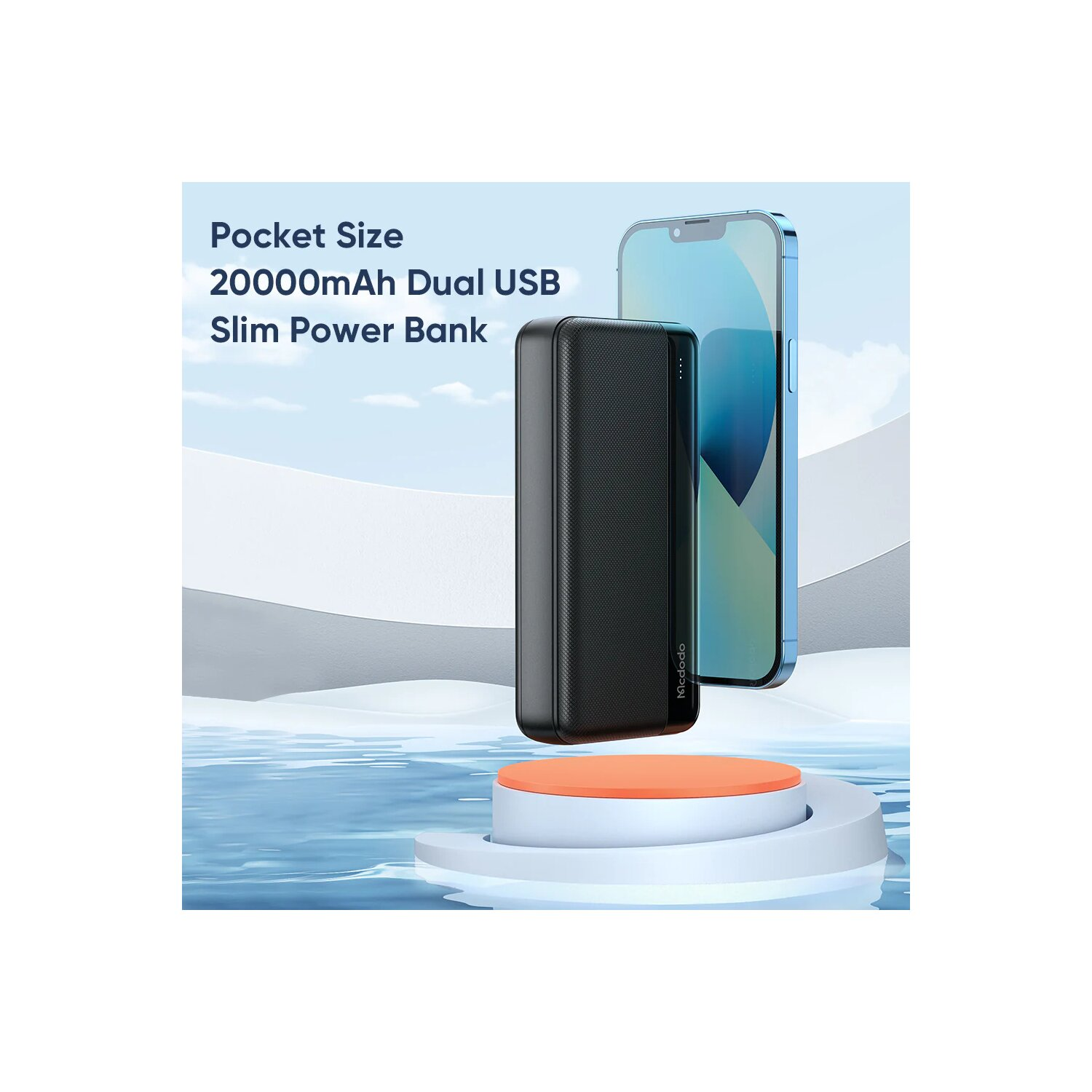 Eine schwarze Powerbank und ein Telefon auf einem weißen Ständer vor blau-weißem Hintergrund.