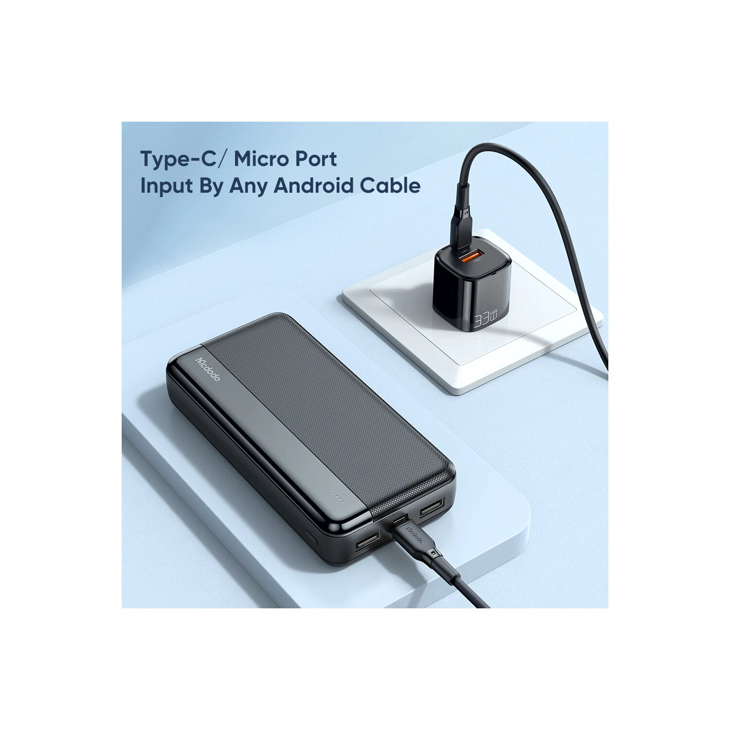 Schwarze Powerbank und Ladegerät, das an eine Steckdose angeschlossen ist.