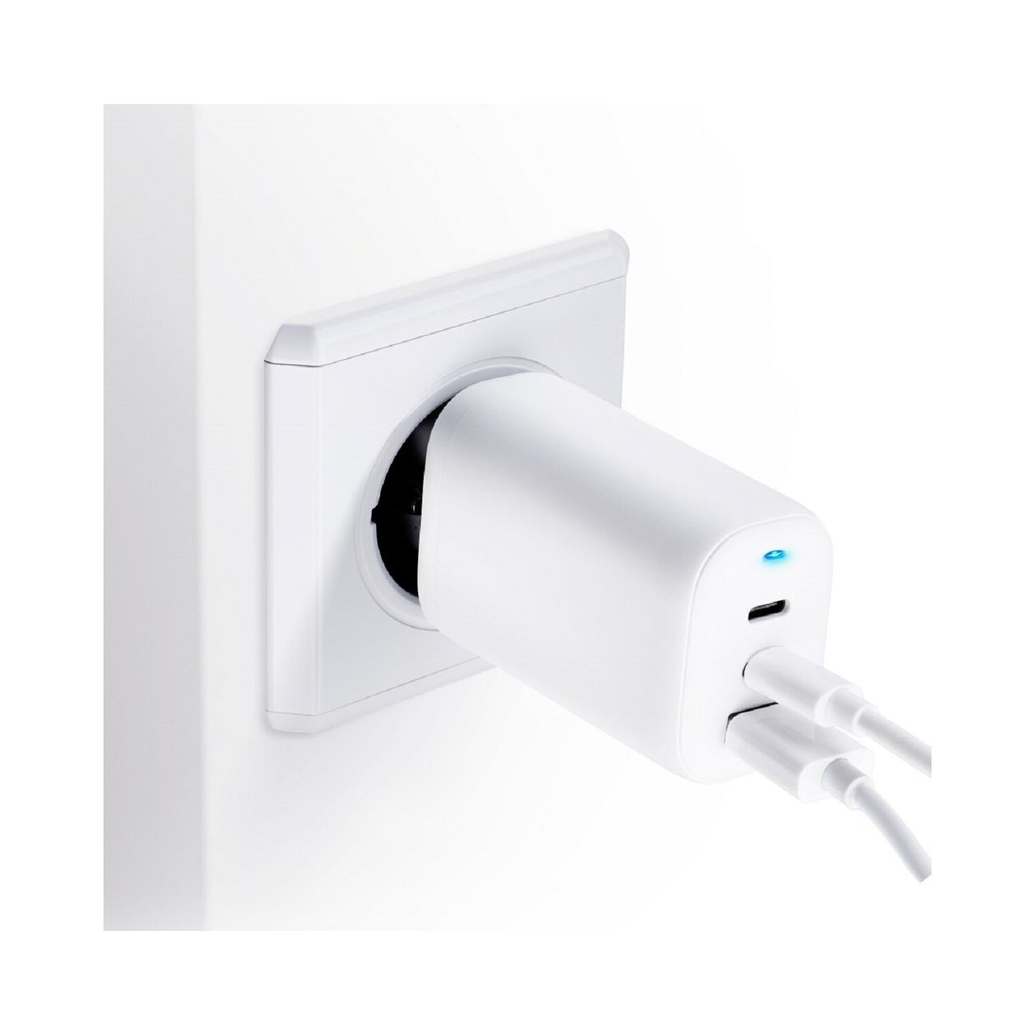 Weißer Netzadapter, der in eine Steckdose eingesteckt ist, mit zwei weißen Ladekabeln verbunden.