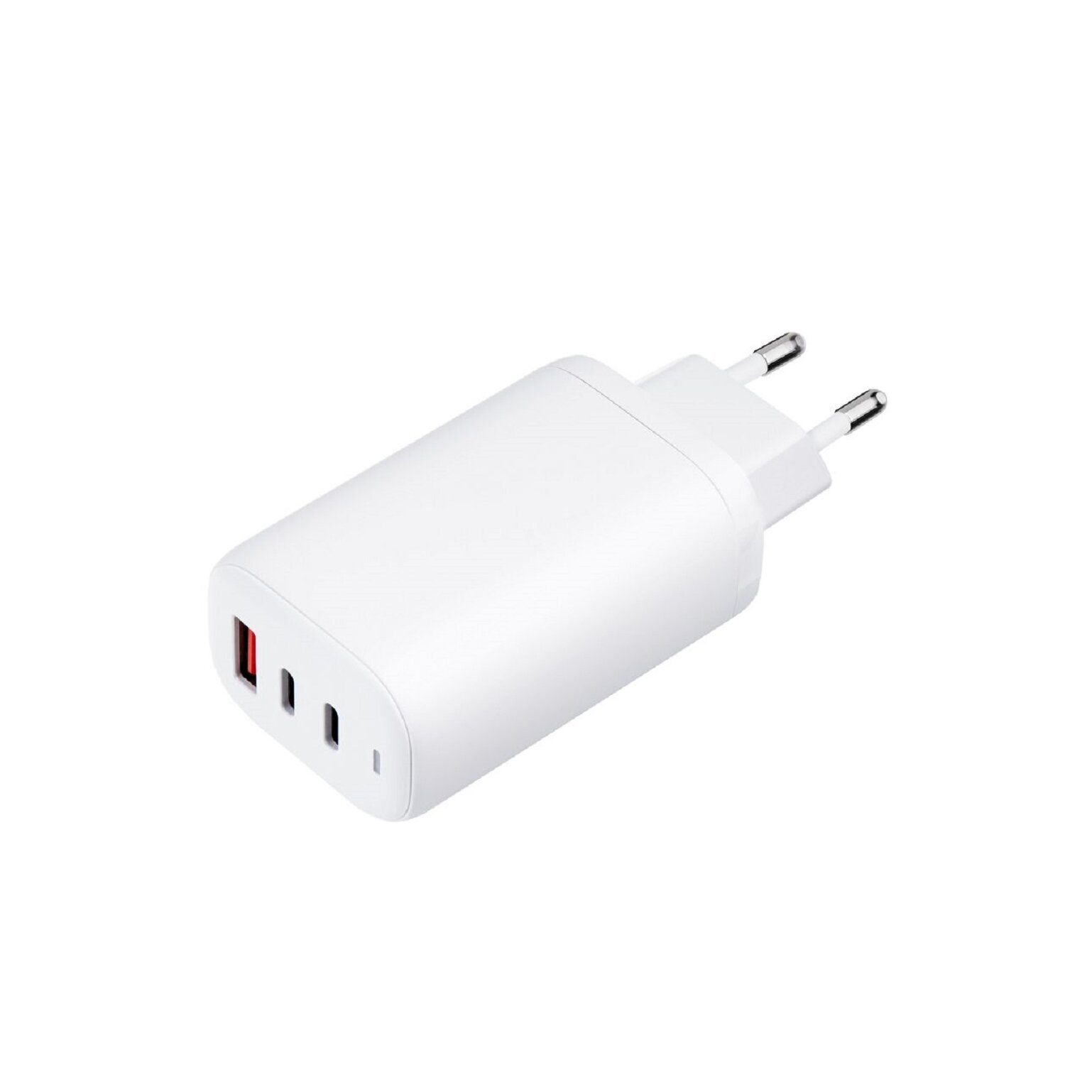 Weißes Ladegerät mit zwei USB-Anschlüssen und zwei Steckern. Das Ladegerät befindet sich auf weißem Hintergrund.