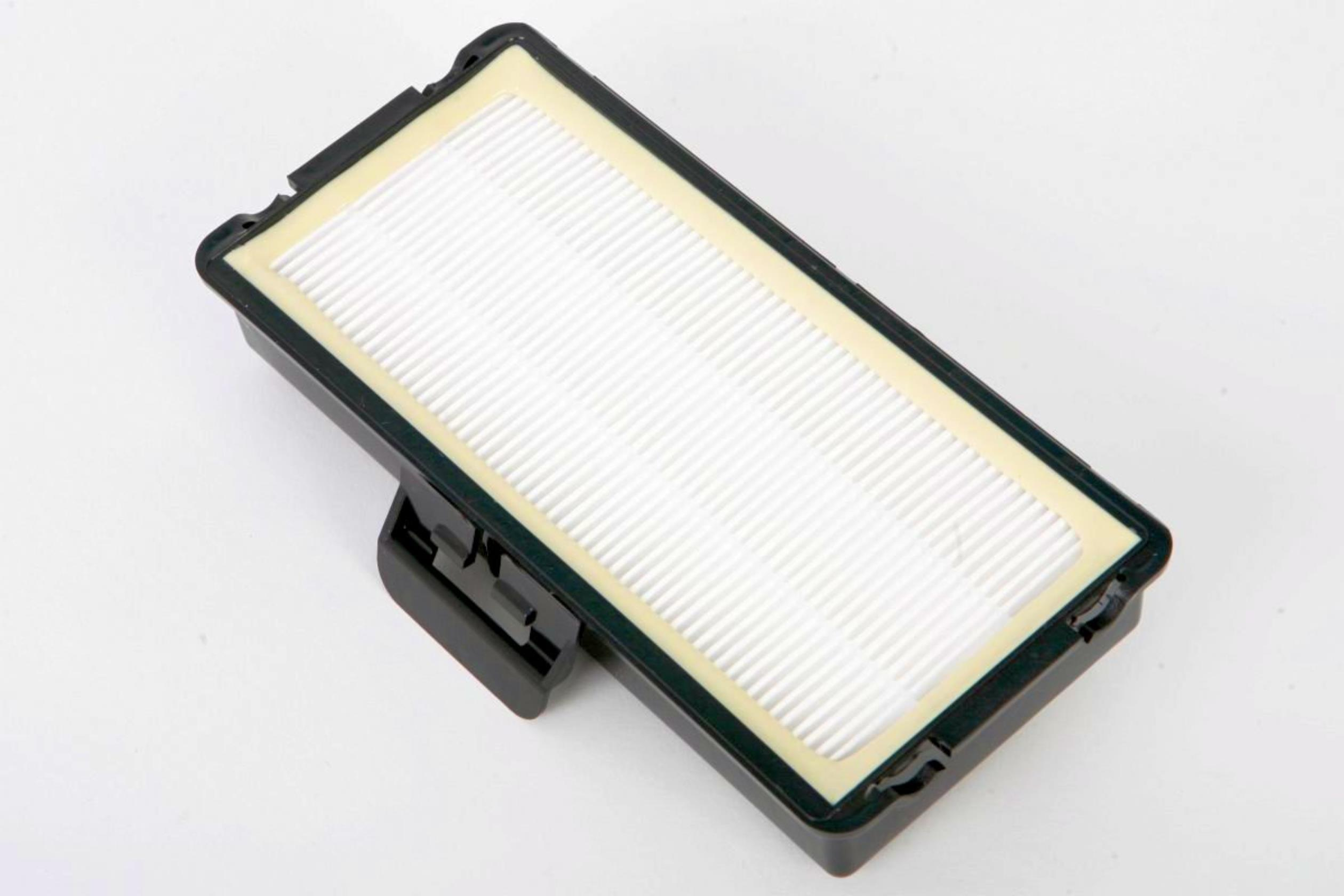 Rechteckiger Filter, schwarzer Rahmen, weißer, gefalteter Filter, liegt auf weißer Oberfläche.