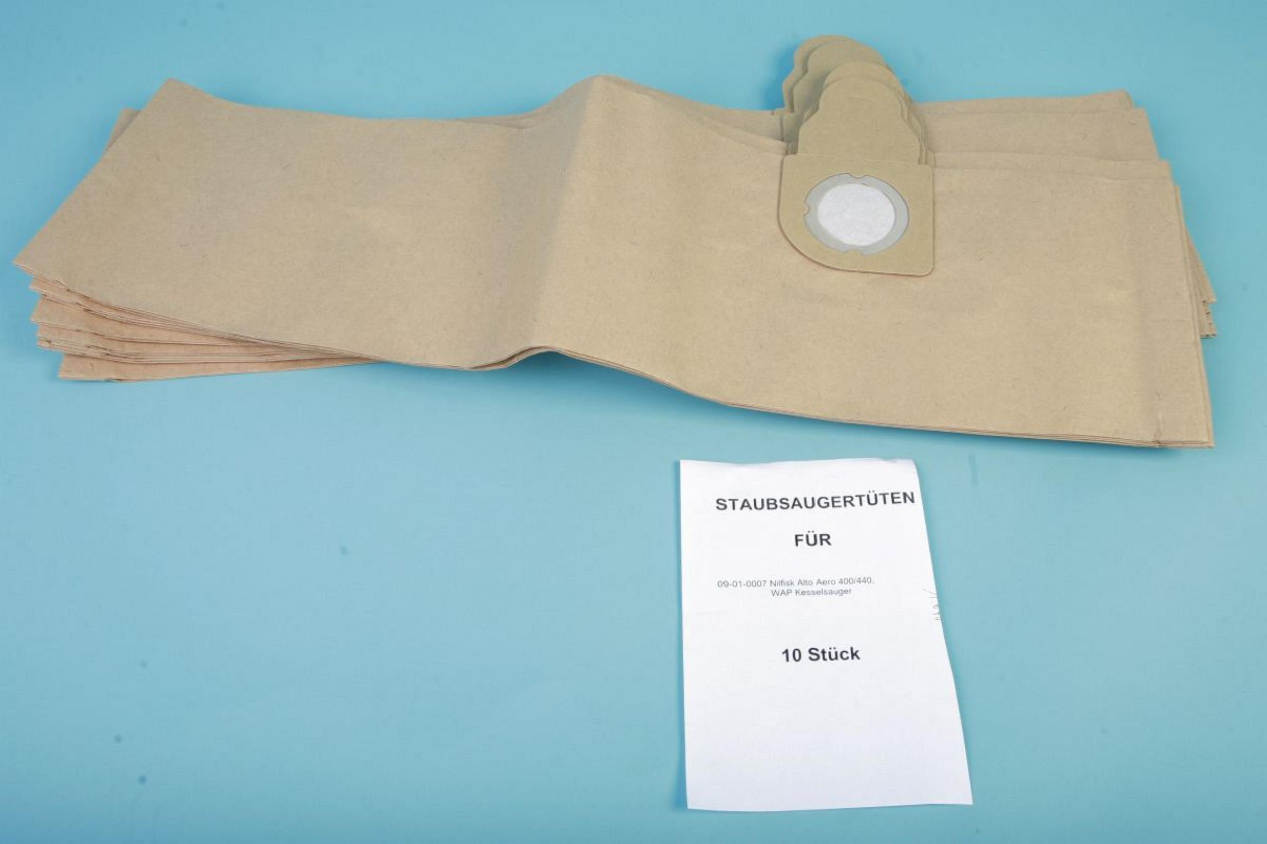 Staubsaugerbeutel gestapelt. Weißer Text auf den Beuteln. Blauer Hintergrund.