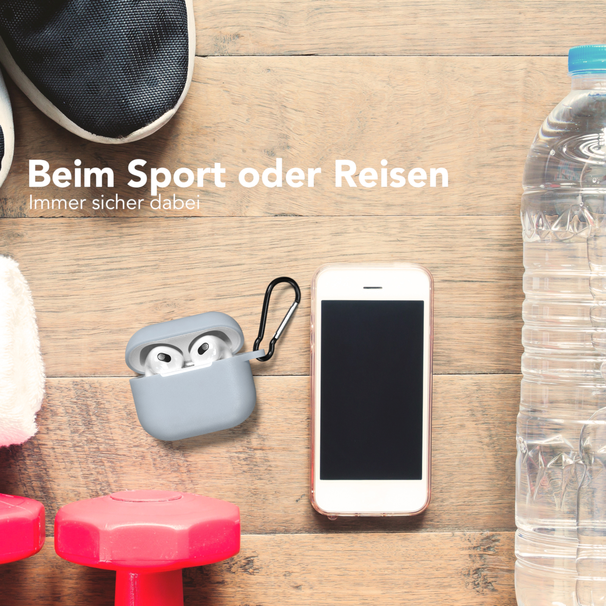 Sportzubehör auf Holz: Schuhe, AirPods, Telefon, Wasserflasche, Kurzhanteln.