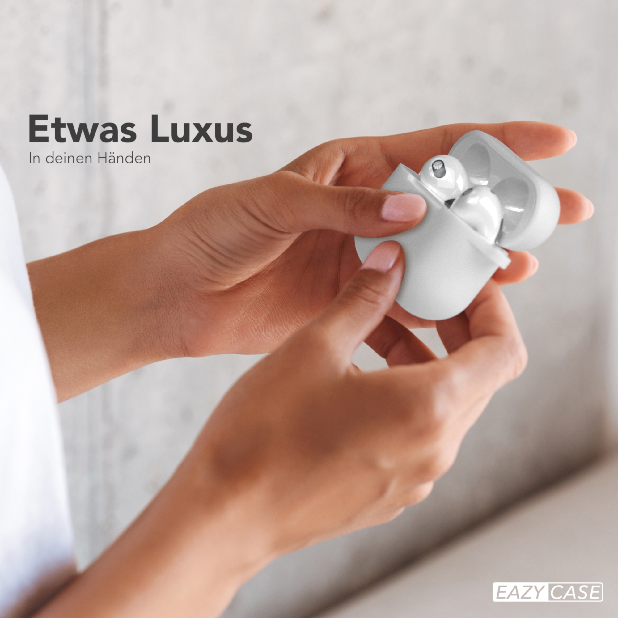 Person hält eine weiße Kopfhörerhülle mit zwei weißen Ohrhörern darin. Der Text lautet 'Etwas Luxus'.