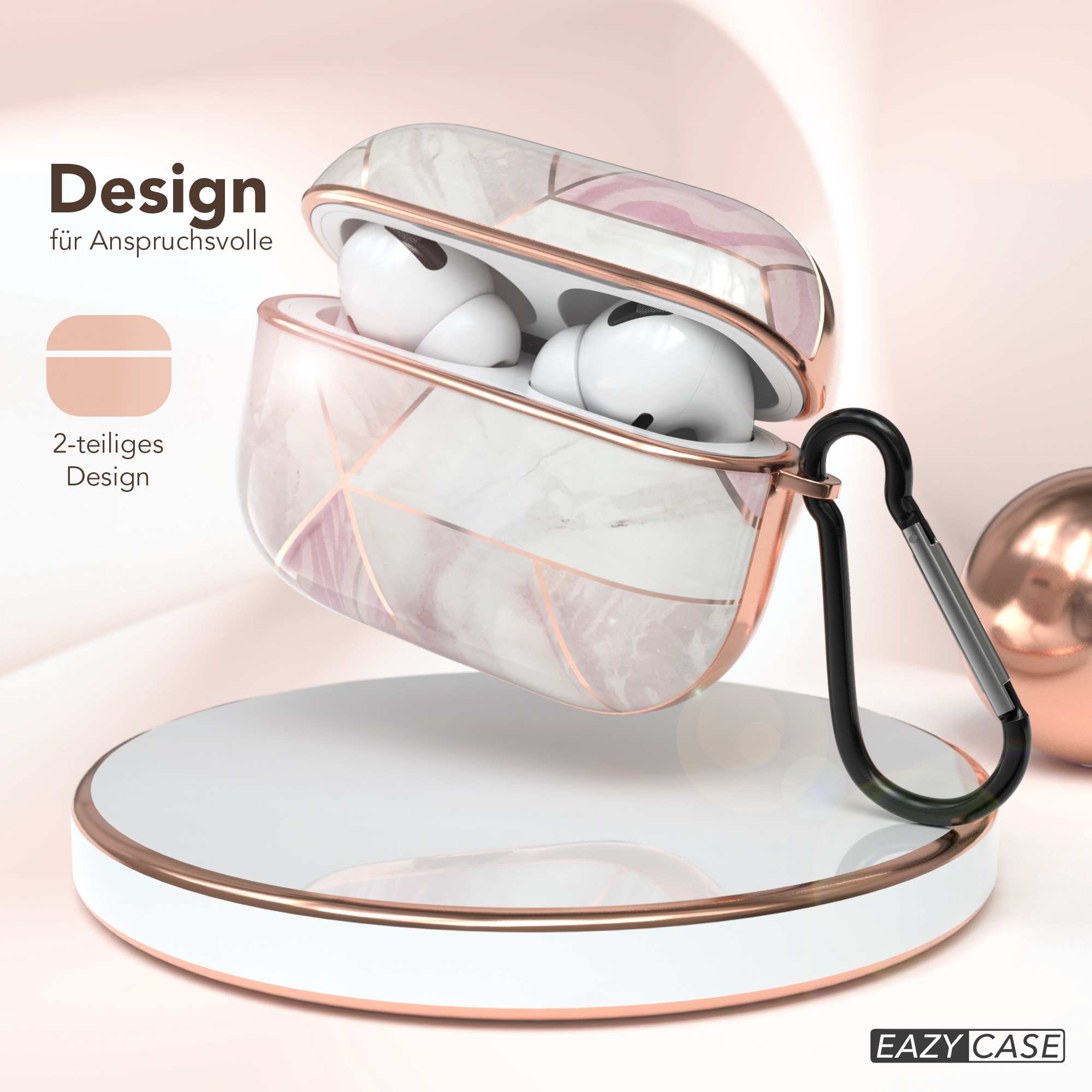 Geöffnete Marmor-AirPods-Hülle mit roségoldenen Akzenten auf einem weißen Ständer und einer Metallkugel.