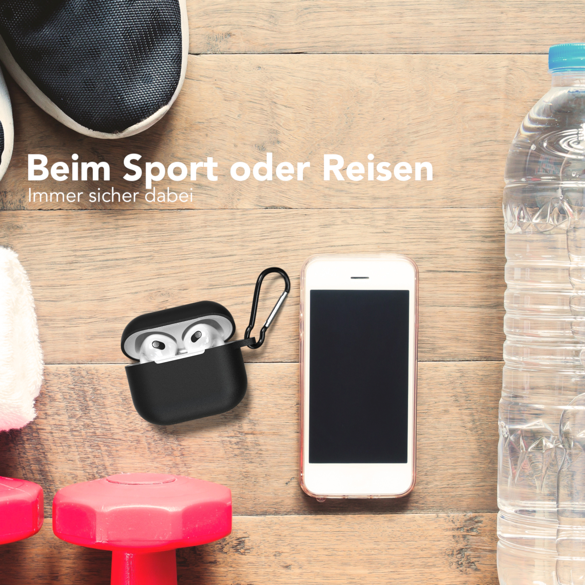 Schwarzes AirPods-Etui mit Ohrhörern, Wasserflasche und Telefon. Text: Beim Sport oder Reisen.