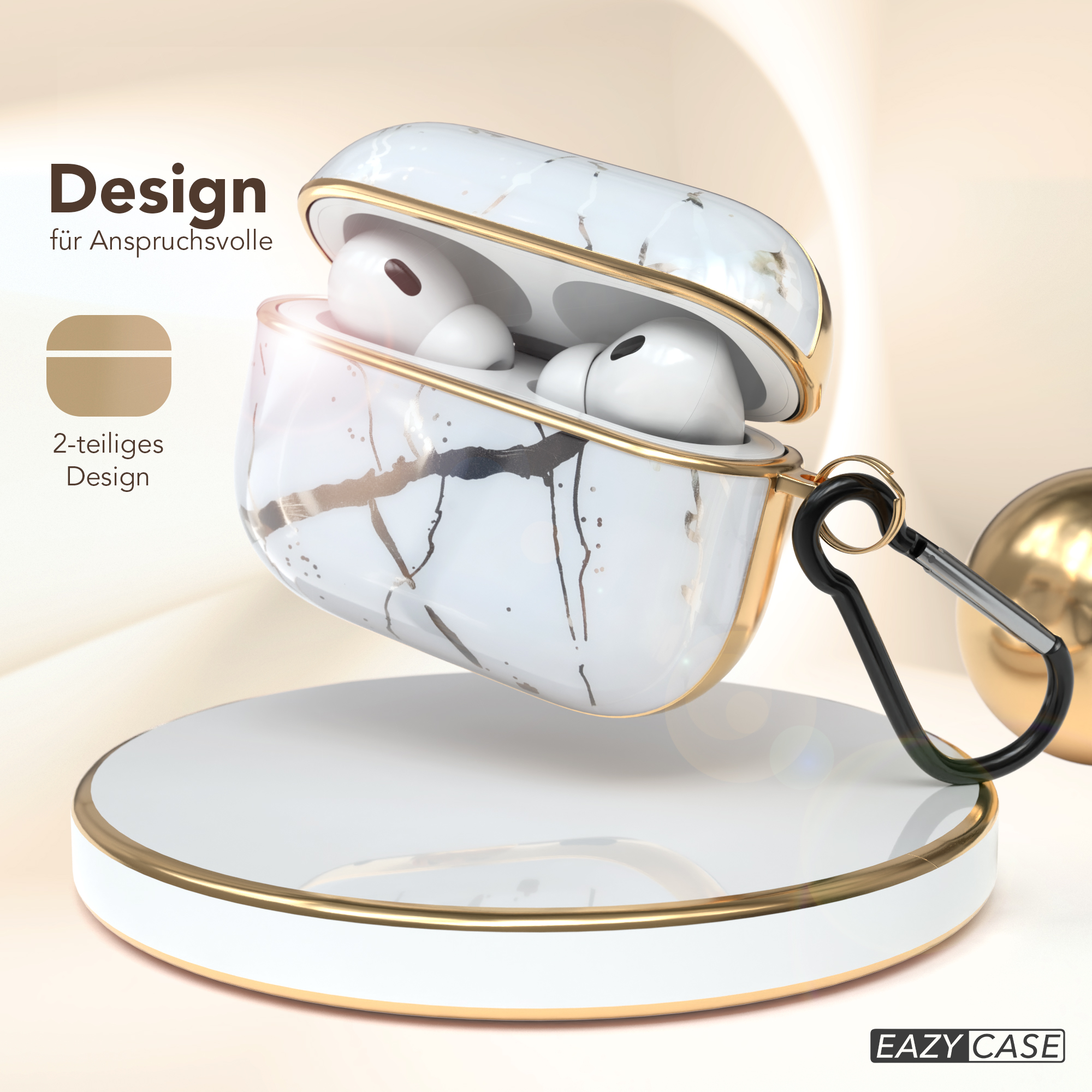 Weißes AirPods-Case mit Marmormuster und goldenen Akzenten, auf einem weißen Ständer mit goldenem Rand und schwarzem Karabiner.