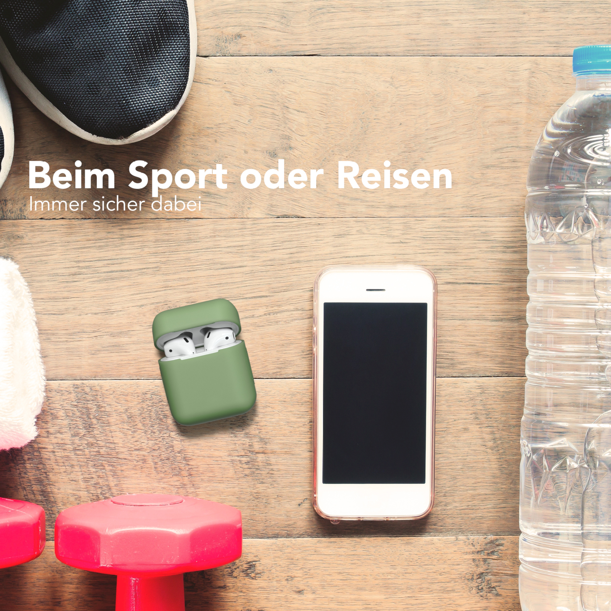 Ein offenes Etui mit AirPods, einem Telefon, einer Wasserflasche und Hanteln auf einer Holzoberfläche.