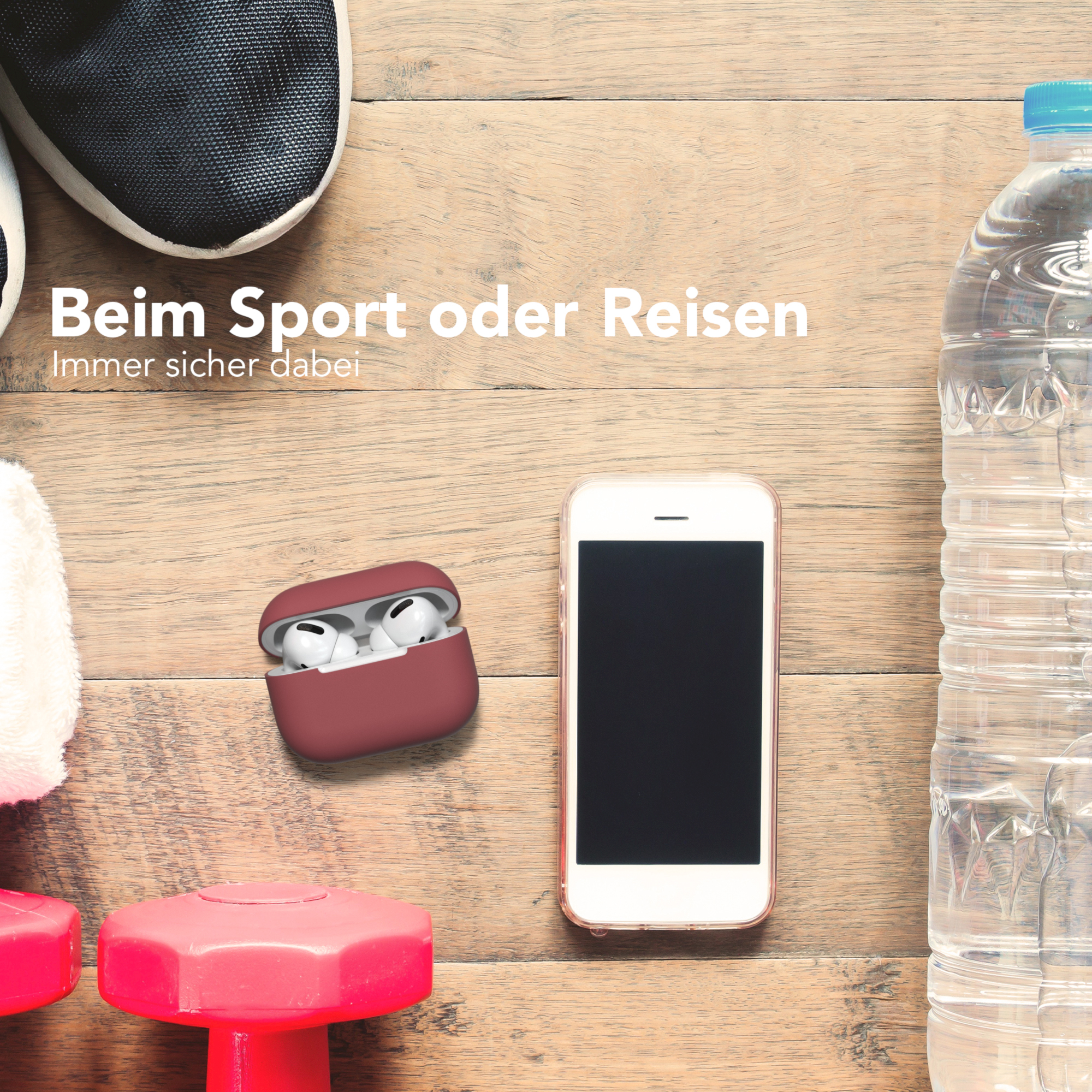 Telefon, Hülle mit Ohrhörern, Wasserflasche und Gewichte auf Holzoberfläche.