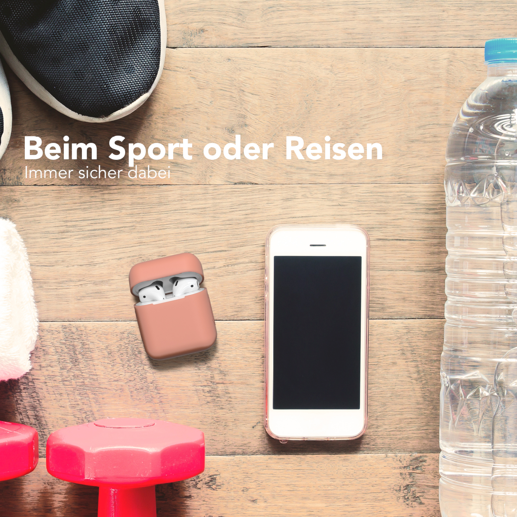 Ohrhörer in einem Etui, Telefon, Wasserflasche, Handtuch und Gewichte auf einer Holzoberfläche.