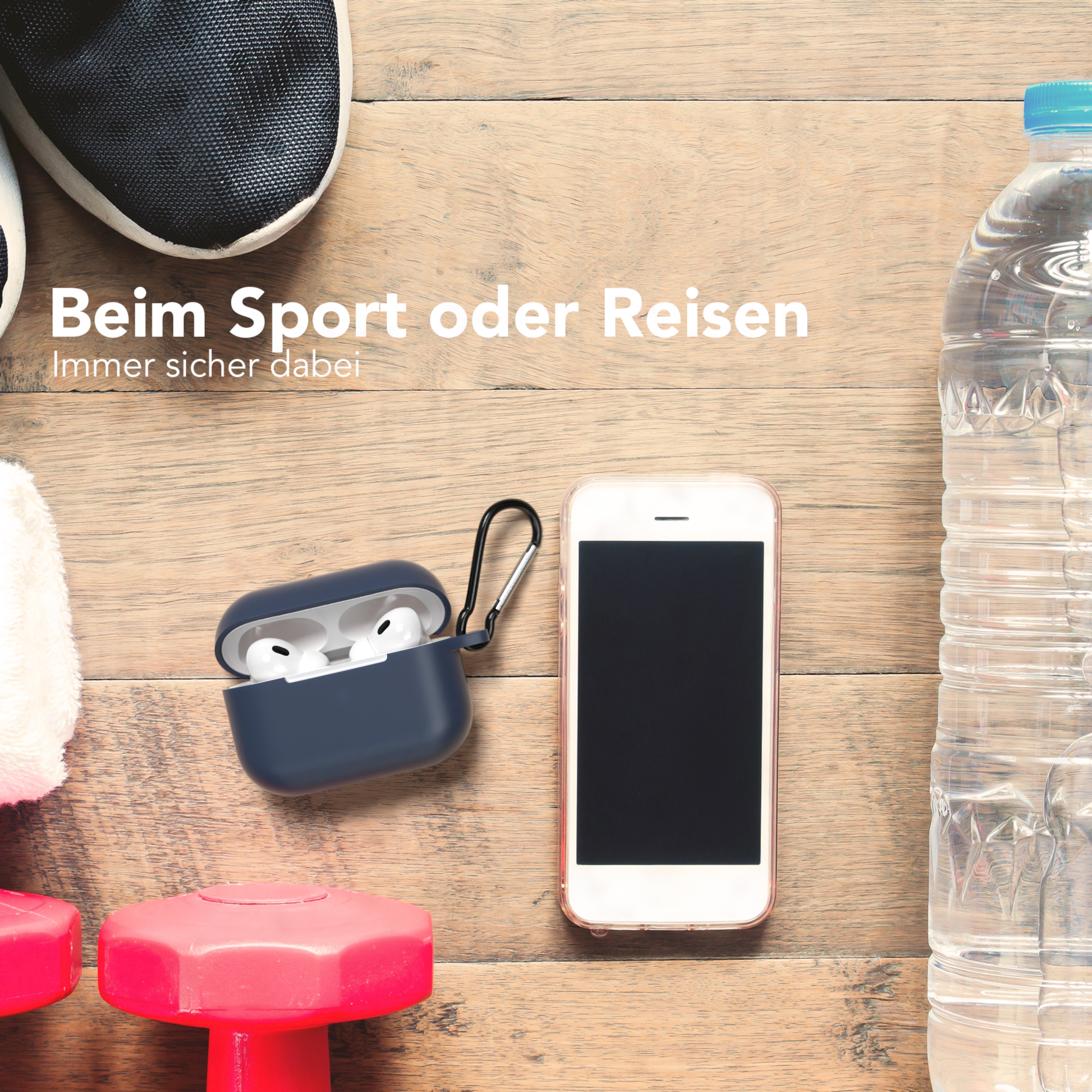 Weißes Telefon, blaue Hülle mit Ohrhörern, rosa Gewichte und Wasserflasche auf Holzoberfläche.