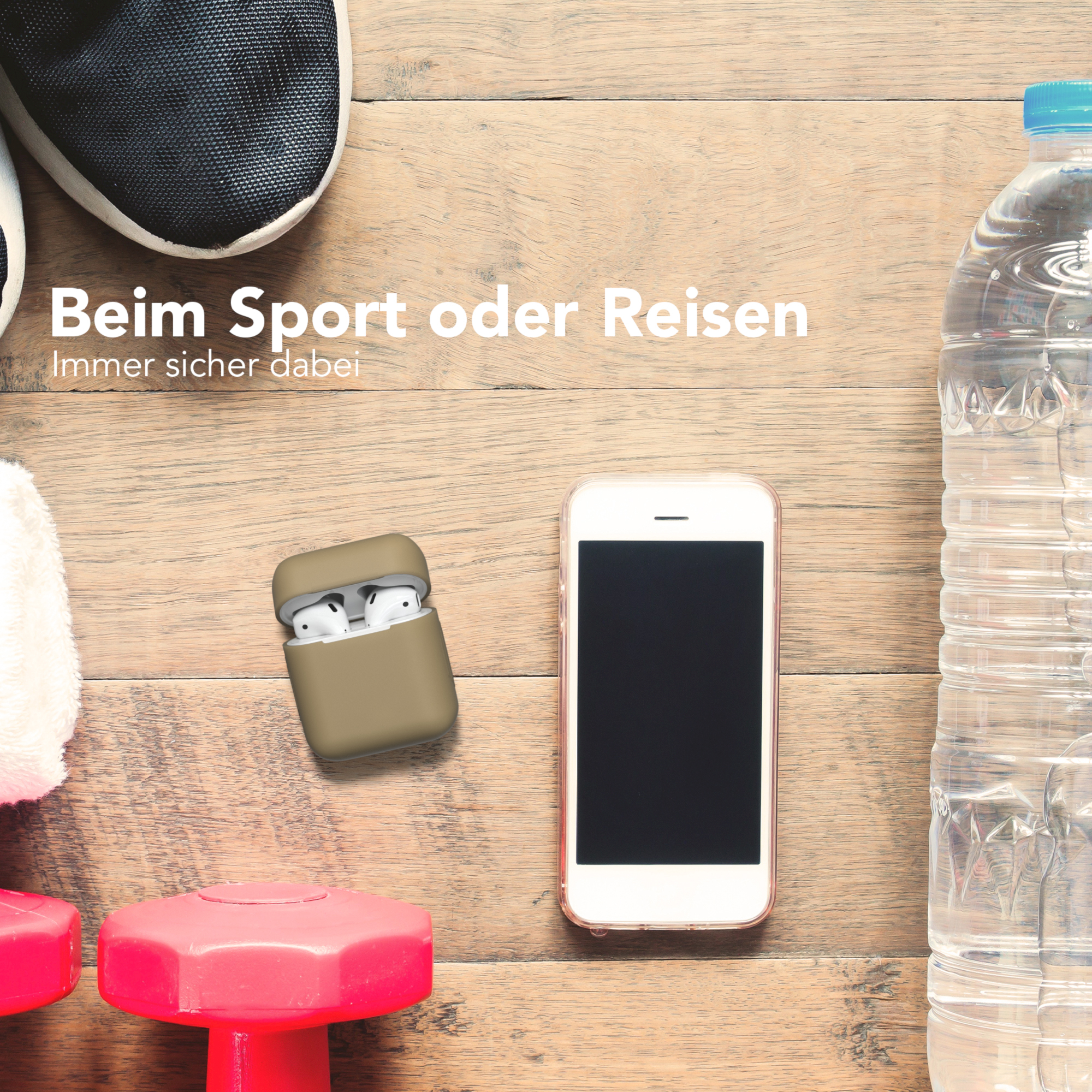 AirPods, Telefon, Wasserflasche und Hanteln auf Holz. Text: Immer sicher bei Sport oder Reisen.